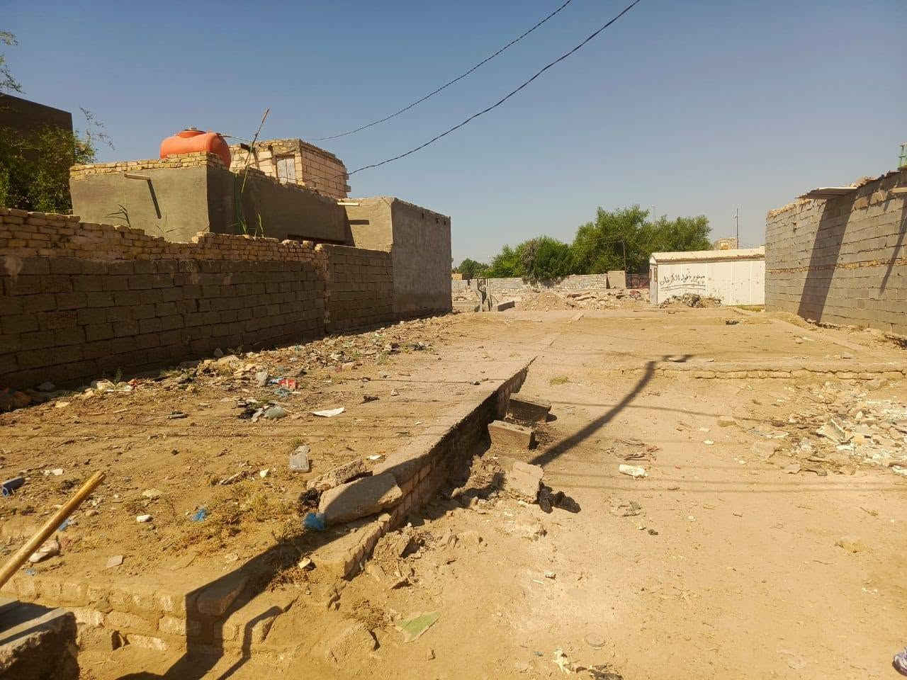 ارض زراعيه قرب اطاقه حي الفرات مساحه 200 متر معه بتول اربع غرف معه براني 7 متار وصاله وصحيات وسياج سند 25 استفسار رقم ***********
