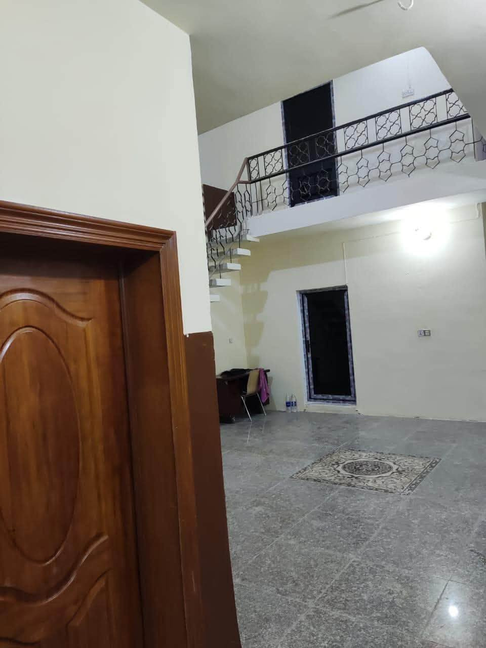 دار للبيع في حي التعاون
الدار طابو ملك صرف
المساحة ٢٠٠ متر الواجهة ١٠ والنزال ٢٠

البيت طابقين؛-

الطابق الاول يحتوي على صالة واسعة واستقبال وغرفة نوم ومطبخ وصحيات وحديقة وكراج وصحيات خارجية.

الطابق الثاني يحتوي على غرفتين نوم وصحيات.

الموقع حي التعاون خلف مؤسسة الشهداء ودائرة الضريبة

للاستفسار الاتصال بالرقم ***********

