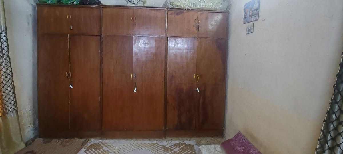 السلام عليكم ورحمة الله وبركاته كنتور للبيع طابقين خشب تزكام عدد (   6 ) ابواب مو تركي الاتصال على هذا الرقم او الواتس ***********
