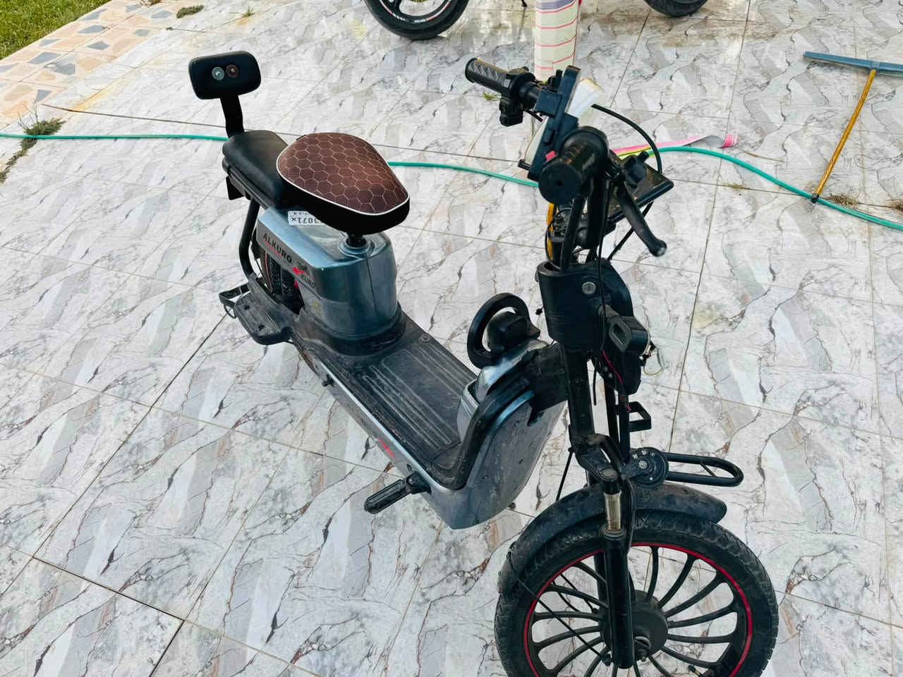 السلام عليكم دراجه شحن معروفه ومشهورة للبيع، الماشه الاماميه معوجه، الكهربائيات الاماميه فقط للبيع الكلوب وتشغيل واطفاء، الدراجه دبل بطاريات جدد تمشي بيك مسافات عاليه بدون مشاكل، شاشه الدراجه شغال ، السعر 300 وبي مجال بسيط مستعجل.
واتساب 
***********
