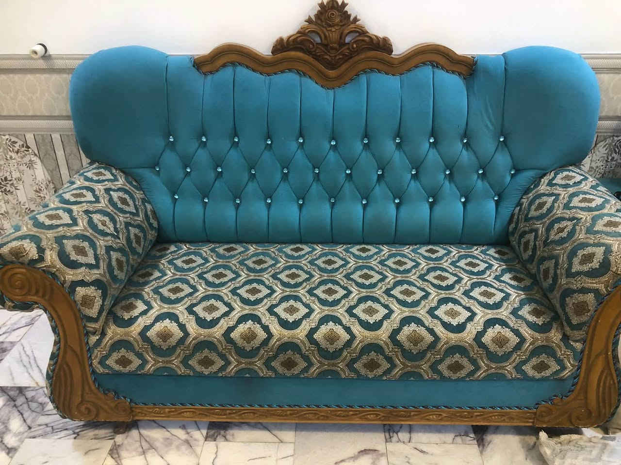 للبيع طقم كنب زاوية تركي 🛋️✨
لون تركوازي/أزرق مميز مع تطريز ونقوش أنيقة، وإطار خشبي محفور بتفاصيل فخمة.
الكنب نظيف ومحافظ عليه وحالته واضحة بالصور.
مناسب للصالات والمجالس ويعطي المكان شكل راقي وفخم 🤍
  السعر / مليون و٢٥٠) 
الرمادي الاندلس 

للجادين فقط، التواصل خاص على الرقم

***********
