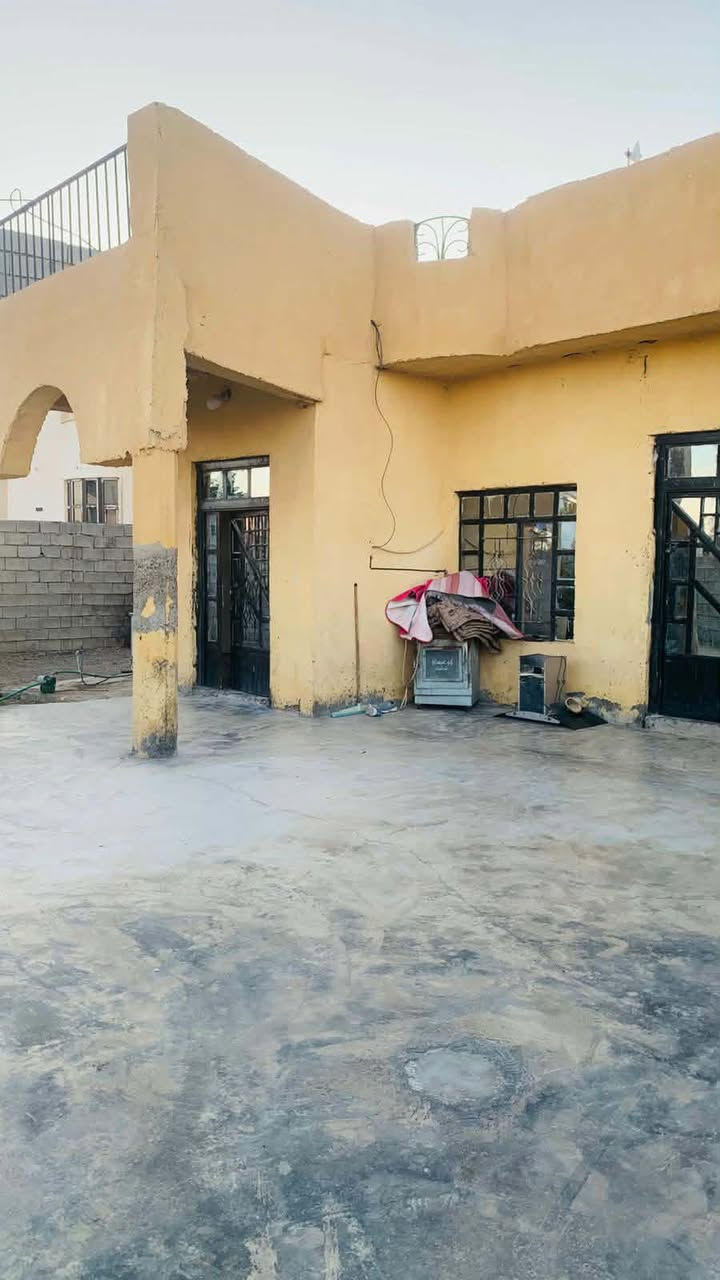السلام عليكم للبيع بيت وقطعه الف متر خلف البيت بيها بير اسالة وطني ومولد وشارع تبليط طابو زراعي بأسمي مكان البيت الحاوي  السعر 50 وبي مجال للشراي للاستفسار الاتصال عل رقم ***********
