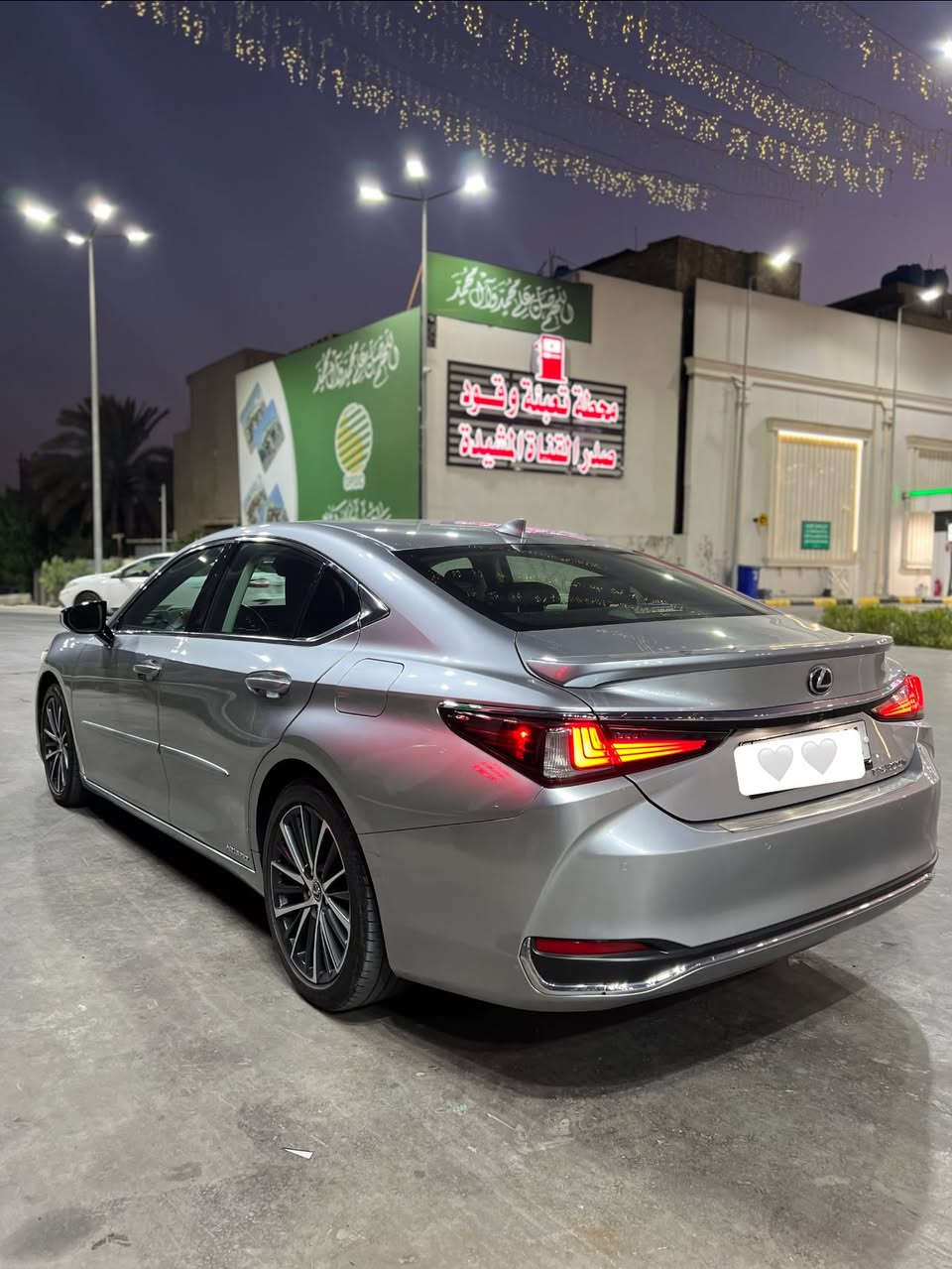 السلام عليكم للبيع  التحفه اليابانيه 🤍
ملاحظه سبب البيع ظرف مادي واله هي سياره غنيه عن تعريف بشكد متصورون والجناي يعرف قيمته 

Lexus ES 300 h 2022 هايبرد 

رقم بغداد ب اسمي تحويل ثاني يوم

السيارة فول مواصفات ١/١ 

ماشية ٦٠  الف كيلو قابل للزياده

سياره من ناحية صدر زيرو عبالك

حادثها موضح بالصور  وسطحي مو قوي  

صبغ بنيد فقط وعندي سونار بيه 

 ايرباك طاك ومصلح تصليح حلو

 

بعض من مواصفات السيارة الي ماتخلص

كامرات 360 درجة

حساسات امامي و خلفي 

رادارات امامي و وجانبي  وخلفي

نقاط عمياء 

تحديد مسار 

مثبت سرعة تفاعلي شفتات ستيرن

تدفئة تبريد كشنات مع خرن ميموري 

تدفئة ستيرن 

فتحة سقف 

 

نظام صوتي + دمام خلفي 

شاشة جبيرة نظام كار بلي وايرليس واندرويد اوتو

شحن لاسلكي  

مري شفط وكهرباء وتعتيم تلقائي للمرايات والمرايه الوسطيه

ستيرن جلد

وبيها بعد هواي مواصفات معروفة 

السيارة جاهزة بدون نقص  

السعر 25 الف  جدا مناسب بالنسبه لموديله وحادثه ادخل خاص او اتصل ***********

مكان السيارة بغداد
