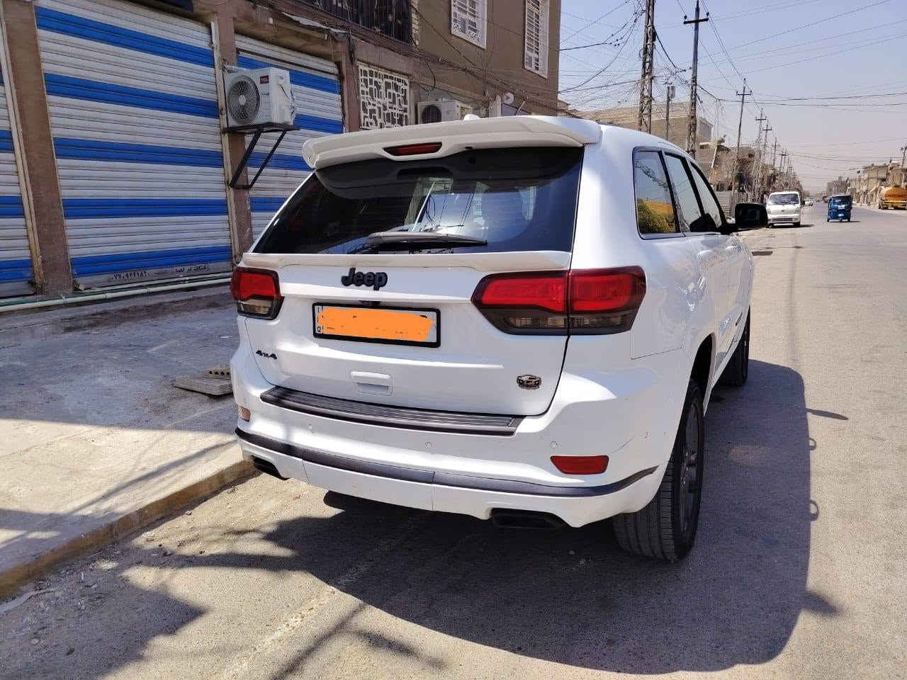 سلام عليكم جيب 2018 x  وارد امريكي للبيع صور حادثها والسونار بالمنشور بيها صبغ نص الجاملغ الامامي جهة السائق مع البند طاك الايرباك رقم بغداد بأسمي السنوية فول مواصفات السعر 210 ورقة .
مواصفات .
# محرك 6 سلندر 3600
# فور ويل 4×4
# فتحة بانوراما 
# حساس امامي خلفي 
# كاميرا خلفية 
# كاميرا امامية 
# ويل كب حجم 20 انج
# جنطة الخلفية كهرباء 
# رادار امامي
# توقف ذاتي 
# توقف ذاتي عند الرجوع الى الخلف
# نظام العودة في حال الاحراف عن المسار 
# نظام تعلق هوائي (جكات جوبلس تصعد ونزل)
# جميع التحكمات في المقود 
# المقود كهرباء اضافة الى تسخين في المقود 
# مري جانبية قابلة للطي 
# نقطة عمياء 
# نظام اطفاء المحرك عند الوقوف في الازدحام 
# المقاعد جلد 
# المقاعد الامامية كهرباء ، ذاكرة ، تسخين ، تبريد 
# العداد السيارة 80 الف ميل 
# محرك السيارة مفتوح مبدل بساتم محرك 2014 
السيارة جديدة ميحتاج تصرف عليها الف دينار السعر 210 ورقة . 
ملاحظة : واخويه الورد السوق كلشي بي والسيارة الجديدة يختلف سعرها عن السيارة المتعوبة واني اخوك اريد ابيع حتى اخذ احسن منها يعني لا محتاج ولا مضايق ولا السيارة متعبتني فلتكسر بالسيارة اذا ميعجبك سعرها الله يوفق الجميع . 
مكان السيارة بغداد السيدية .
رقم الهاتف ***********
