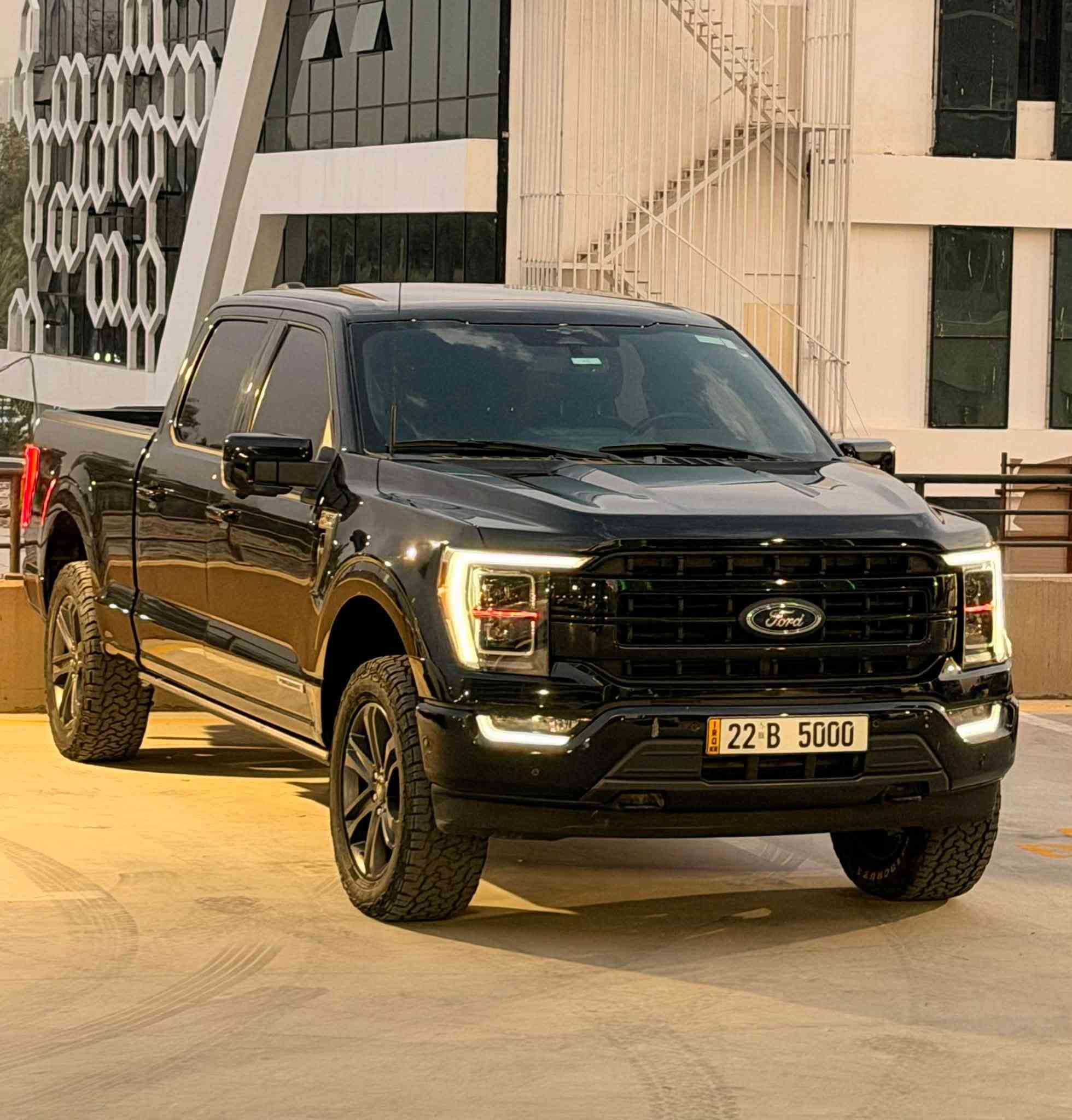 فــــورد F150 لاریـــات و هـــایبرید / استيراد خاص VIP
موديل / ٢٠٢٣ - بودي طويل
ماشية / ٤٥ مايل فقط 
ســـعر / ٣٧٥ 💲 
لـــون / اســـود + مغلف ppf البجم 
🔹 مكينة / ⚡️ Hybrid +  3.5 Twin Turbo
🔷 مـــواصـــفــات / بــانــوراما - هــایبــرد - شــــاشـــة ذكية كبيرة - شــاشـــة عداد اليكتروني - حـــســاسات امامي و خلفي و جانبي - داخل افخم نوعية جلد لونين - تايرات و ويل حجم بلادي عملاق - انارات اضافية داخل بودي و جوانب سيارة - شاشة عربية - دواســـات کــهربائــیـــة - رادارات امامي و خلفي - سماعات بالكشن و سقف - بانوراما كبيرة - منافذ كهرباء ٣٠ امبير - تشغيل عن بعد - مكينة ٣,٥ توين تيربو هايبريد - مضلل بالكامل - لايتات عدسة و زينون متحركة - هواية مواصفات اخرى ……. الخ 
 🔹الضرر و رقم شاصي / 1FTFW1ED0PFB45556
الحادث / تبديل بابين باادي نفس اللون + pdr شبر بالبودي + تصليح سيارة من دبي كلها بيدي و اني كصيت سيارة من امريكا . 
رقم / اربيل + موافقة تضليل 
موبايل 📲 :  ***********
موبايل 📲: ***********
