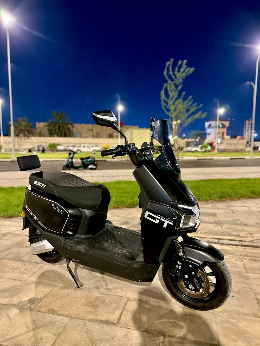 دراجة صاعقة  ZKH للبيع في البصرة 2026 شكل مميز 
فوول مواصفات  
⚫️6 بطاريات 32 امبير  نوعية كرافين
⚫️ تمشي بالشحنة الواحده 60  كيلو تقريبا أو أكثر حسب السرعة
⚫️ الكشن طبي 
⚫️ ضد الماء 
⚫️شاشة ديجتال 
⚫️ نضام 3 سرع والسرعة 
السرعة القصوى 80 حقيقي 
 تشغيل بصمه  وسويج 
⚫️ كهربائيات كلهن شغالة بيها رباعية 
لايت زنون عالي وناصي وبگ لايت 
هورن عالي وأشاير يمنى ويسرى 
⚫️ دبل اشارة
⚫️ بلوتوث عالي 
⚫️ شحن سريع شاحنة اصلية 
⚫️ نضام ال R  
⚫️ نضام مثبت السرعة 
⚫️ الملف 2000 w حقيقي 
⚫️ نضام حساسات جانبية وخلفية 
مانع للسرقة 
⚫️ صندوق كبير داخلي
⚫️ غراضهة شاحنة و مرايات
🔴السعر :  800 وبيهة مجال حگ الجية 

العنوان : البصرة : الامن الداخلي

الرقم : ***********