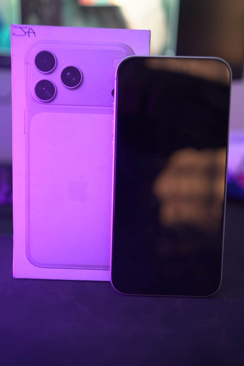 ايفون 17 pro max سلفر للبيع
سلام عليكم 

للبيع iPhone 17 Pro Max 256GB Silver، نسخة ياباني eSIM.

الجهاز مكفول كلش نظيف ومحافظ عليه، ما بي أي زلغ أو ضربات، وما مفتوح ولا متصلح.

البطارية🔋 99%
عدد الدورات 130 

تاريخ الشراء 2026/2/7 والاستخدام شخصي.

ضمان Apple ساري، بالإضافة إلى ضمان ذهبي عالم القلعة سنة استبدال ومدفوع عليه ضمان ذهبي 100 الف اضافية 
كامل مع الكارتونة والكيبل الاصلي مع لزكة الشاشة دبل كلاس اصلية
 
السعر 1,850,000 د.ع، ومجال للشراي 
عنواني شارع فلسطين 
***********
