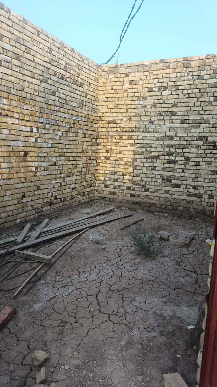 هيكل للبيع حي الحكيم نزلة بيت زرزور غاد من المدرسة جوة مساحته 140 متر 
يحتوي على 
غرفة 
صالة والمطبخ مفتوح عليها 
استقبال 
وبي مكان بالحوش تصير بي حديقة 
البيت كامل واصل للصب حتى مجاري مسوي جاهز 
كهرباء بالباب 
المي مسافة 70 متر عنه 
مرقم من قبل البلدية 
بيت مرتب وبناء جديد بهاي الشتوية بنيته 
شارع 12 
السعر 17 وبي مجال بسيط 
للاتصال ***********
