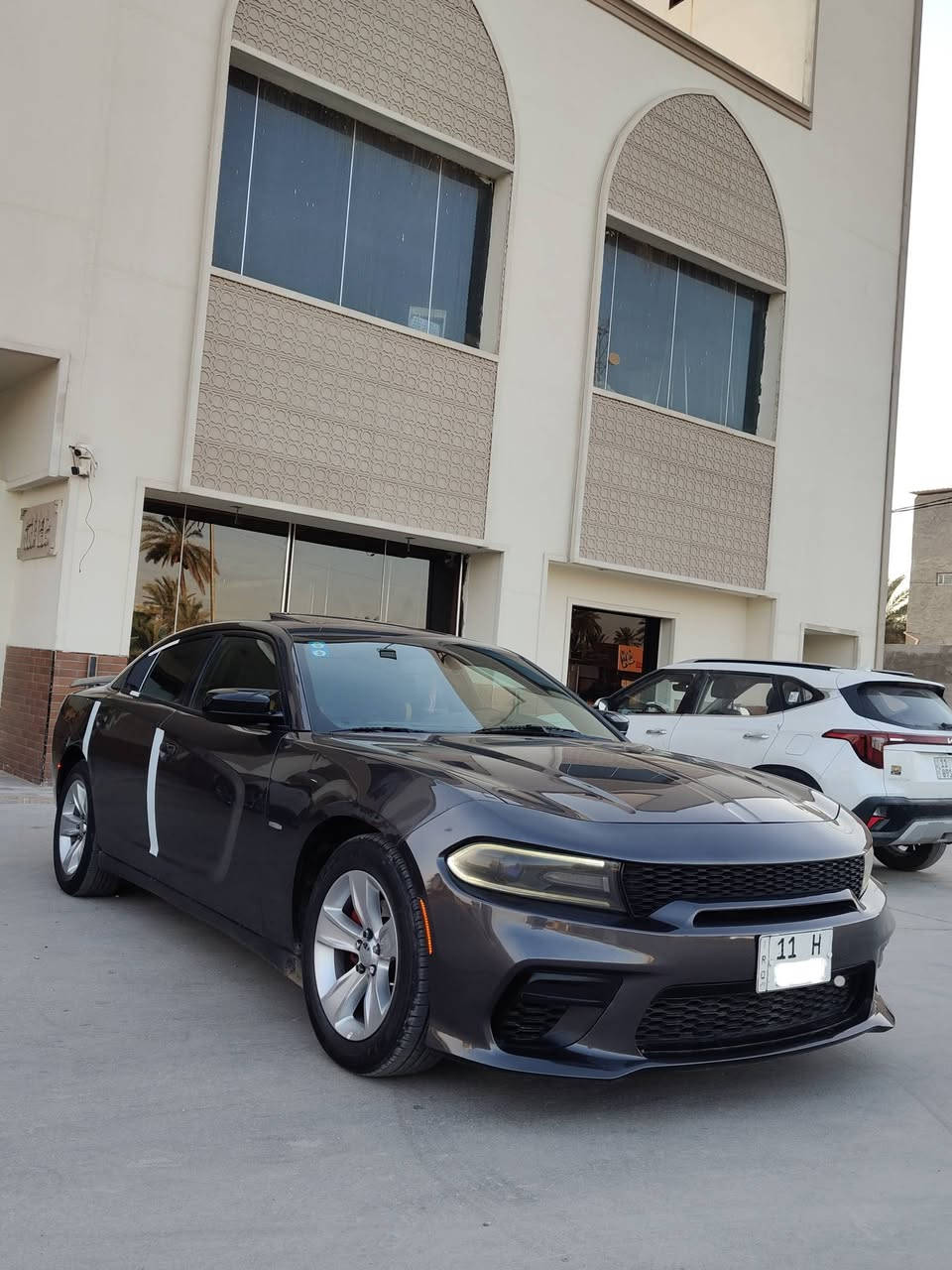 السلام عليكم جارجر 2017 sxt  اصل فول مواصفات سلايت كلين تايتل مكفوله من الحادث والصبغ والتبديل فقط بارد مكانين وشخطين عينه 260  رقم بغداد تحويل مباشر تو ويل اصل محرك 3600 مكفول 
فول مواصفات فتحة سقف سلايت روف بصمه تشغيل وابواب لايت زنون نظام ايكو تقليل صرف الوقود
مثبت سرعه كروز دبل كزوز 
-كشنات حضن كنتاره وجلد  ستيرن كهرباء تدفئه تبريد 
حساسات خلفيه 
-ويل 18 اصلي (ماشيه. 86  ) حقيقي
تحكم ستيرن شاشة كبيره كامره دواره 
السياره جديده جدا مابيها اي نقص من كل النواحي 
السعر 188 بيها مجال بسيط *********** ومن الله التوفيق
