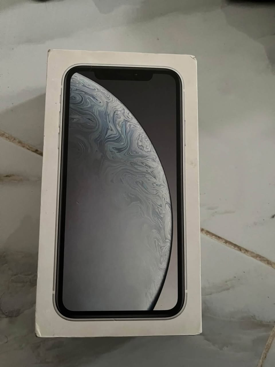 آيفون XR • ٢٥٦ • شاشة متأثرة