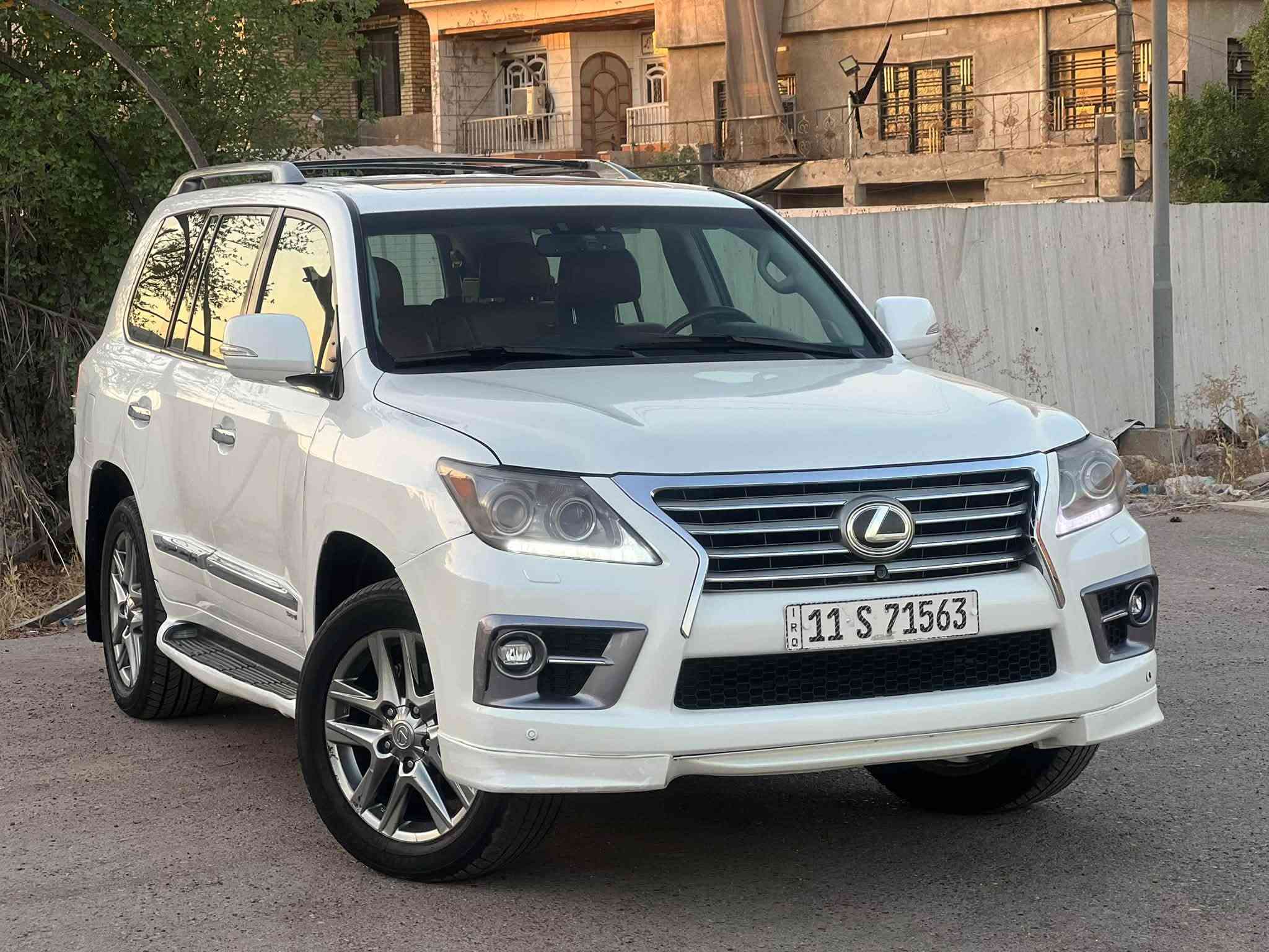 لكزس. LX 570 Sport.  2012 للبيع
المواصفات الأساسية:

2012 الموديل 

الفئة: LX 570 Sport (بريمي)

الممشى 190كم حقيقي

294$.  السعر 💣💣💣

داخلية لوني قرميد 

صفّان من المقاعد

نظام صوت Mark Levinson

الحالة: بيهه صبغ بنيد فقد مكفوله من الدواخل شواصي الغود بدنه شرط كفاله 
كير مكينه مكفولات السياره مابيهه ابد نقص صدر جديد تبريد تايرات السياره احله من الصور 

المحرك والكير بحالة ممتازة ولم يتم فتحهما

لا توجد أي التزامات أو ديون على السيارة

تحويل مباشر

المواصفات:

تشغيل ودخول ذكي (بصمة)

نظام مانع الانزلاق

شاشة معلومات

مقاعد جلد

تدفئة وتبريد للمقاعد

تهوية (شفط) للمقاعد

ذاكرة للمقاعد

ثلاجة

5 كاميرات

حساسات

رادار أمامي

مصابيح زينون

فتحة سقف

باب خلفي كهربائي

مرايا كهربائية

مكيف هواء أوتوماتيكي مزدوج

أوضاع قيادة Eco وSport

العديد من المواصفات الأخرى

رقم الهاتف: ***********
مكان السياره بغداد البلديات
