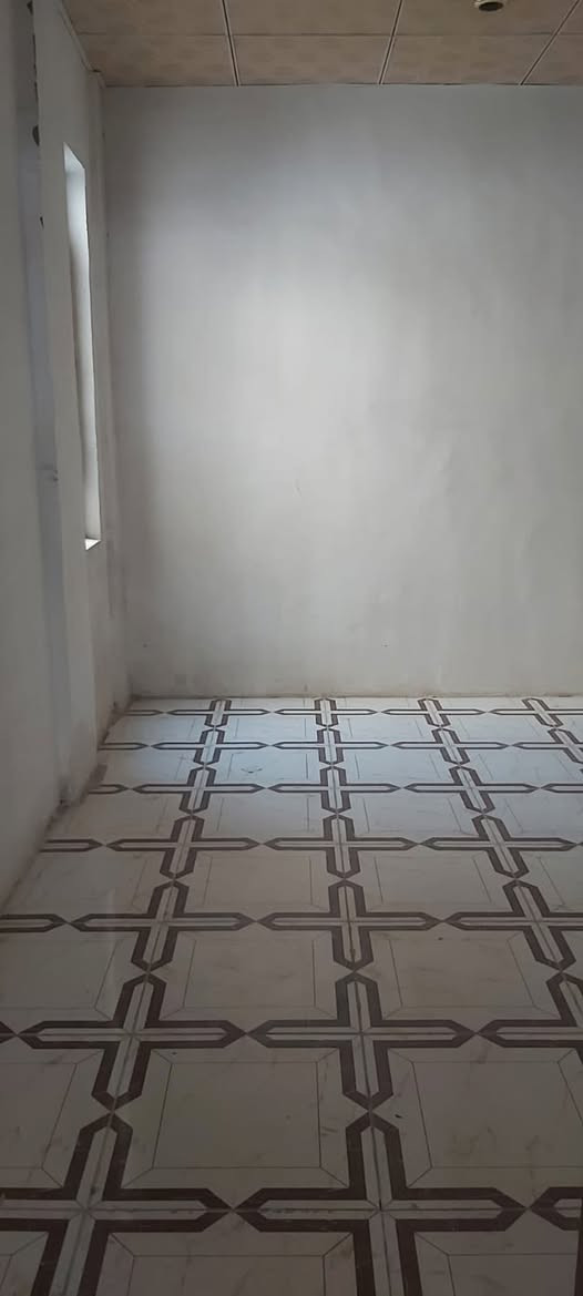 شقه درج للايجار في شارع البيضان تحتوي على غرفه وصاله كبيره ومطبخ وصحيات السعر 300 الف شامل الماء والكهرباء
واتس ***********
