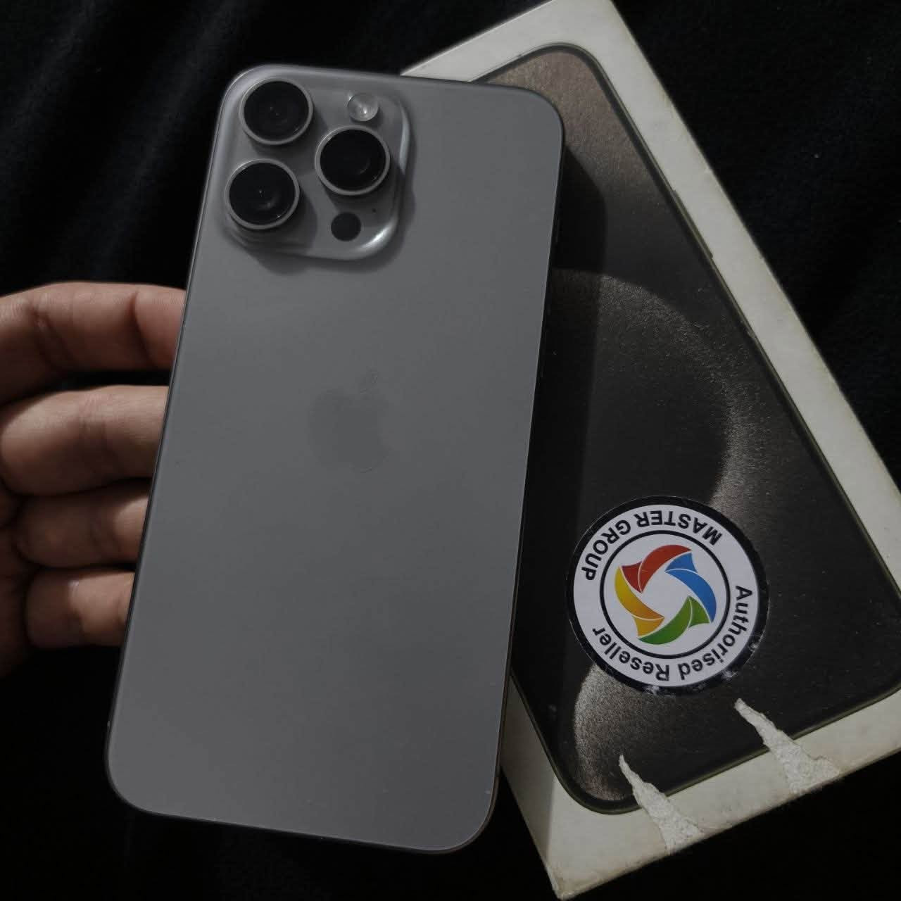 ايفون 15 برو ماكس مستبدل شاشه اصلية نوعية اصلية  بطارية 84 اصلية الجهاز مكفول من كلشي كارتون اصلي مطابق ضمان ماستر شرق اوسط سعر 775 وبي مجال حك جيتك مكاني بغداد وهذا رقمي ***********

نص مكتوب في الصور:
- 8:19 حالة البطارية حالة البطارية عادية تعمل بطارية iPhone هذه على النحو المتوقع. حول البطارية والضمان... الحد الأقصى للقدرة 84% هذا قياس لقدرة البطارية مقارنة بقدرتها عندما كانت جديدة. قد تتسبب القدرة المنخفضة بتقليل ساعات الاستخدام بين عملية الشحن والأخرى. عدد الدورات 932 هذا هو عدد مرات استهلاك iPhone لققدرة البطارية. معرفة المزيد... تاريخ التصنيع شباط 2024 أول استخدام نيسان 2024