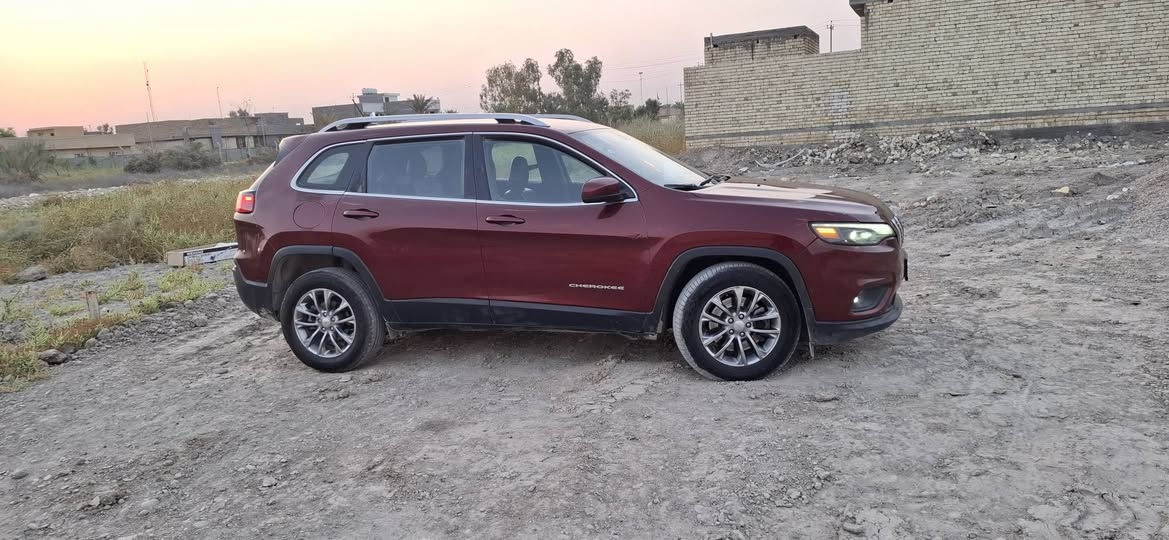 ســـلام عـلـيـكـم
سيارة : jeep Cherokee 

موديل السيارة : 2019

نوع الصنع : وارد امريكي 🇺🇸

مكان السيارة : بغداد

ممشى السيارة : 88 الف ميل 

⚙️:محرك السيارة بحجم 2400cc و ناقل الحركة 9 سرعات 

المحرك و ناقل الحركة مكفولات ✅

تخم تايرات جديده

سنوية و هزة جديدة 🤍

🛑مـواصـفـات🛑

1- كاميرا خلفية 

2- شاشة 

3- Apple car play &Android Auto 

4-كراسي جلد

5- سايد بريك كهربائي 

6- كرسي كهرباء 

7- تحكمات ستيرن 

وباقي المواصفات معروفة بفئة (latitude)

🎦 صور الحادث مرفقة في المنشور امريكا 

وصار بيه حادث بالعراق ربع الجاملغ الامامي  

والبنيد صبغ اثر جراد 

السعر : 132$ و بيها مجال لان مستعجل عله البيع  🤍

الرقم :  ***********
