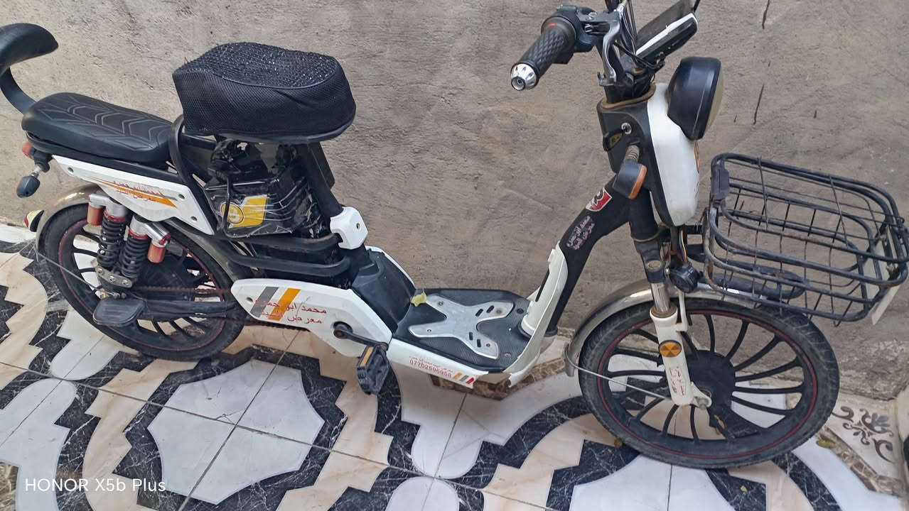 سلام عليكم للبيع دراجه شحن بطريه شرط سرعه ٩٩ سعر ١٥٥ رقم ***********

نص مكتوب في الصور:
- HONOR X5b Plus