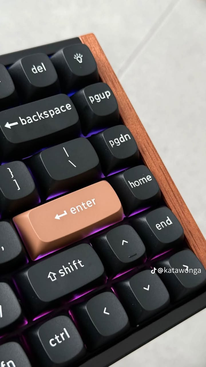 ⌨️🔥 Keychron K2 HE – كيبورد مغناطيسي احترافي لعشاق السرعة والدقة 🎮
⚡ تجربة مختلفة مع تقنية Hall Effect والمفاتيح المغناطيسية من Gateron!

🌟 أبرز المميزات:
🔹 مفاتيح Gateron Magnetic Hall Effect لاستجابة فائقة السرعة 🎯
🔹 إمكانية تخصيص Actuation Distance لكل مفتاح
🔹 دعم تقنية Rapid Trigger للألعاب التنافسية 🚀
🔹 اتصال ثلاثي: Bluetooth + 2.4GHz + USB-C
🔹 تصميم 75% مدمج يوفر مساحة أكبر للمكتب
🔹 مناسب للـGaming والاستخدام اليومي 💻🎮

💥 سرعة + دقة + تحكم كامل بتجربتك!

📦 متوفر الآن
🚚 توصيل إلى كافة محافظات العراق 🇮🇶

📲 للحجز والاستفسار:
***********

نص مكتوب في الصور:
- @katawonga
- @keychronvietnam