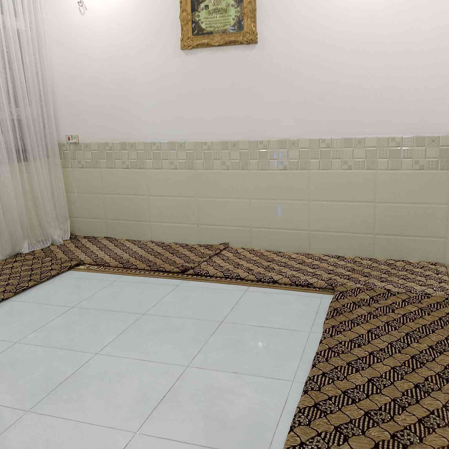 سلام عليكم
الدار للبيع 
المساحه /100
الواجهه / 5 
النزال/ 20

 بناء كامل حديث طابق واحد 
استقبال _ كلدور _ مطبخ بارد _ مطبخ حار _ غرفه نوم _ حمام _ صحيات خارجيه 

العنوان / كراغول شارع زين العابدين 
الاستفسار على الرقم. ***********
