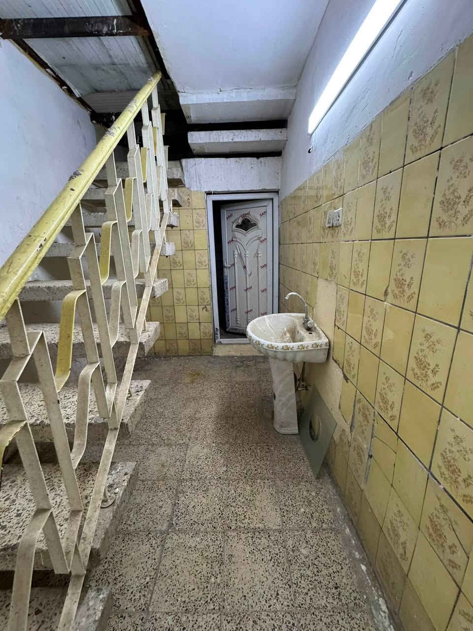 للإيجار 
المساحه ١٥٠ 
وحدتين سكنية 
الارضي يحتوي على كراج 
وصاله ومطبخ 
وخدمات 
وغرفتين نوم 🛌 
الأول يحتوي على صالة ومطبخ 
وخدمات 
وغرفتين نوم 🛌 
العنوان الشرطة الخامسة قرب مدرسة القادسيه 
الاستفسار ***********
