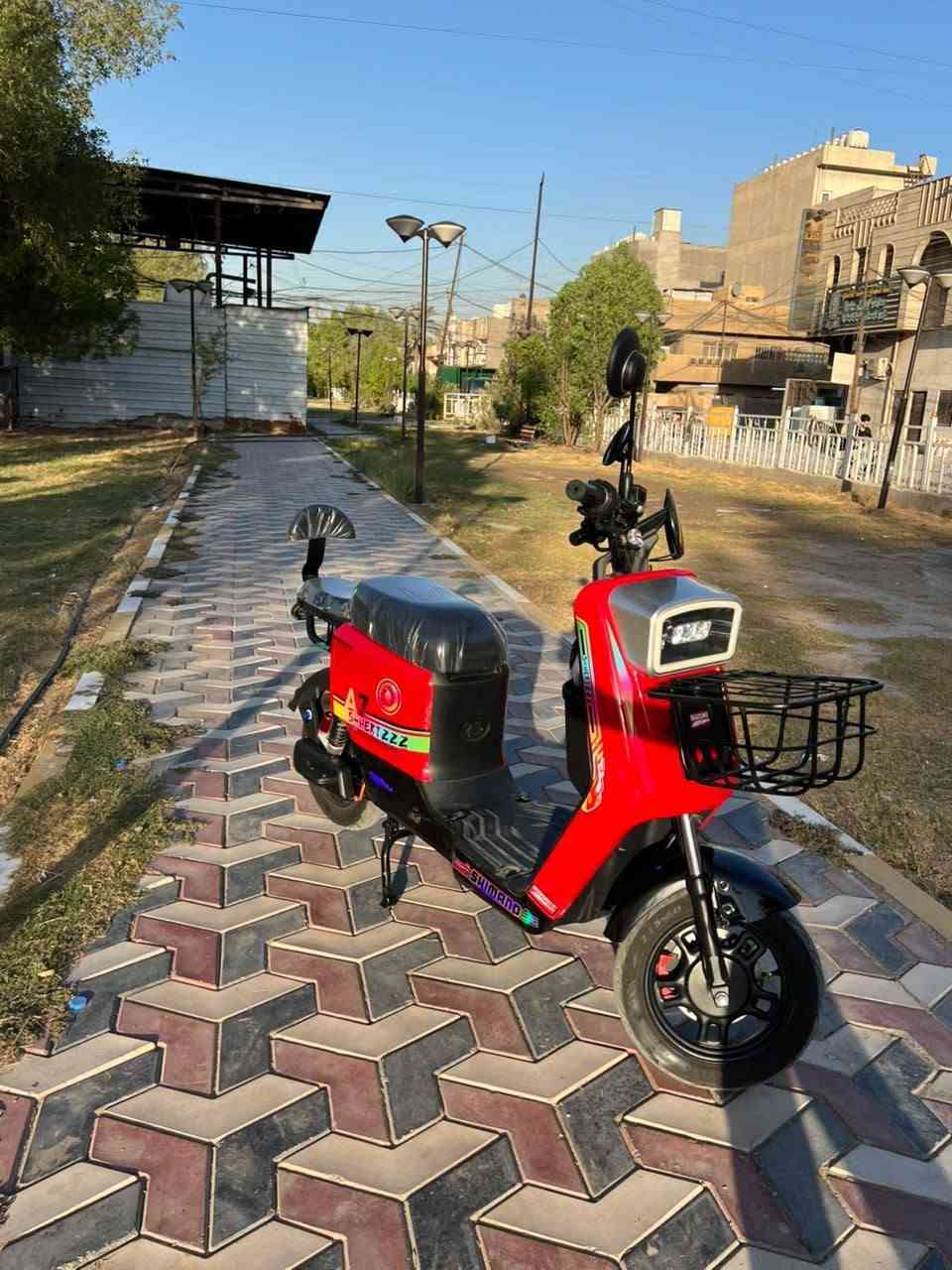 السلام عليكم 
دراجه A7
الدراجه كلش نضيفه 
5بطاريات كبار 
لايت زنون 
هورن شغال
دبل ريمونت ومفتاح 
تايرات نضيفه 
الدراجه شوفت عينك مابيه اي نقص 
عارضه 450 نهايته
***********
مكاني بغداد
