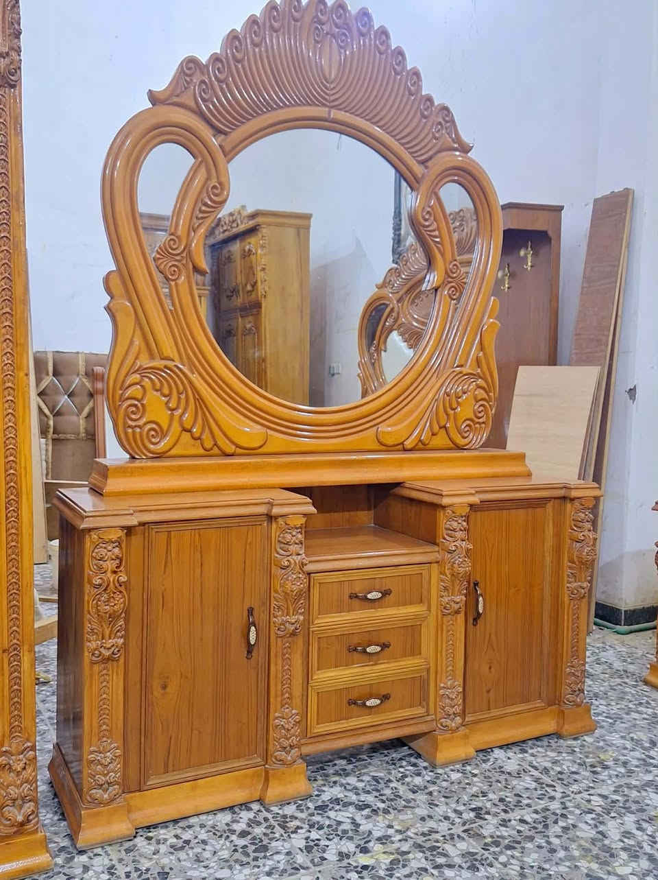 غرفه اخشاب  تسكام 5 ملم صاج خارج والداخل شغل  الهيكل ودنك  زان توج زان  شغل درجه اولى شغل الصالحية 
 الغرفه كلش ثكيله وخشب قوي واخت الجديدة ونظيفه كولش اي كسر و ضرر ما بيها  نسبة نظافته 95 /  100
القاعد زان سقف زان  الظهر جرجوبه 
 الغرفه ولا غلطه بيها و بالعافيه على لي ياخذها  
وتساب/  ***********
 العنوان بغداد  البلديات و اكو  توصيل هم موجود
