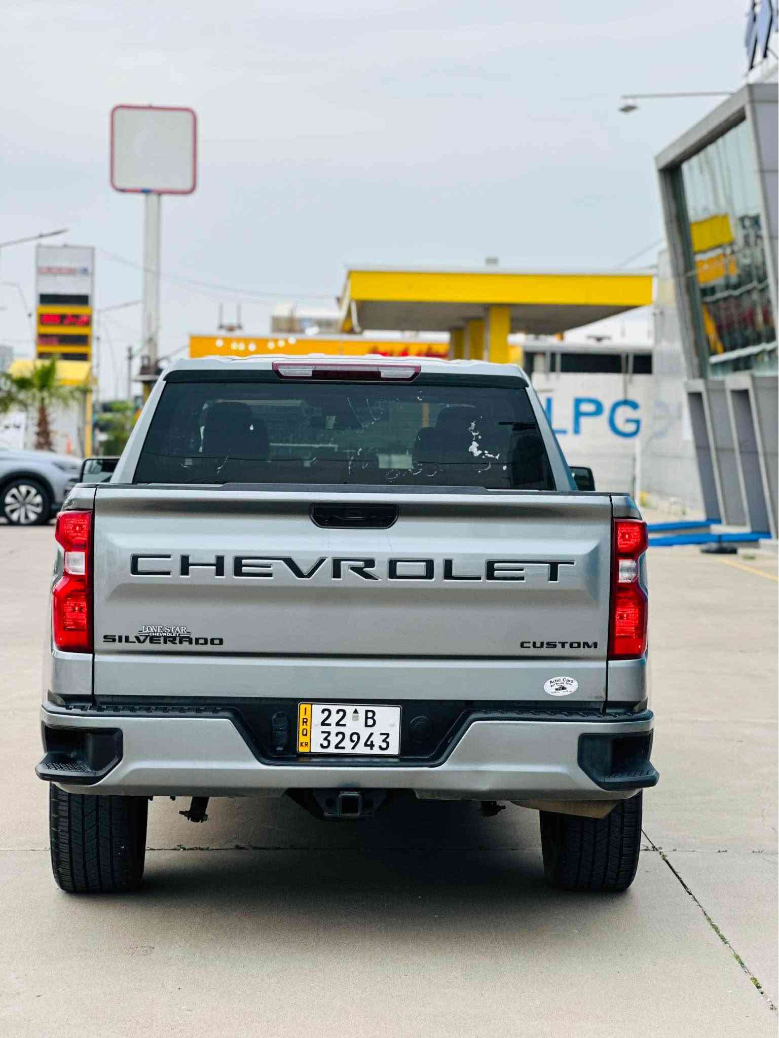 2024 CHEVROLET SILVERADO, C1500 CUSTOM

للبيع 

شوفرليت سلفرادو وارد امريكي موديل 2024
باب طويل بدي قصير 

حادث حافه البنيد صبغ + باب خلفي ايمن
صور حادث موجود 👇🏻

باقي السيارة مكفولة شواصي مكفولة

سعر 260 ورقة 

حجم محرك 2700 تون تيربو ✈️✈️

بصمة تشغيل وتشغيل عن بعد 

رادار امامي تحديد مسار توقف ذاتي

باب طويل بدي قصير المرغوب 

قطعتين تبريد 

شاشة وكامرة دوارة

رقم اربيل الجديد  
📞☎️***********

مكان السيارة اربيل (معرض اربيل كارس ) أربيل, العراق

نص مكتوب في الصور:
- 4 / 12
