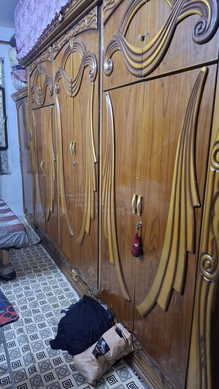 السلام عليكم ورحمة الله وبركاته
غرفة نوم للبيع 
بغداد مدينة الصدر 
***********
الشراي يتصل ويعامل على السعر 
مستعجل على البيع
