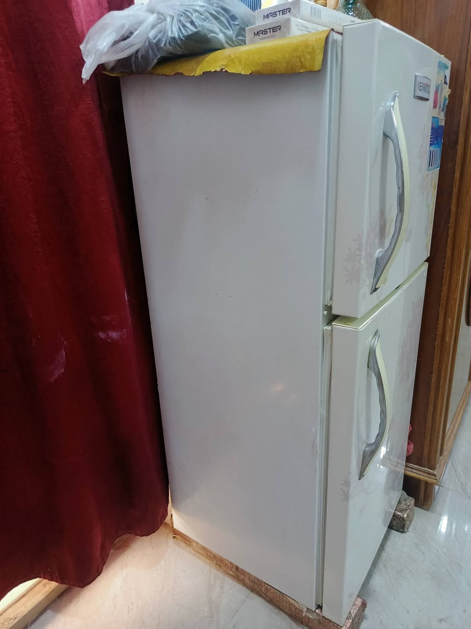 ثلاجه للبيع نضيفه جديده شغاله 
سعر ١٠٠ وبيه مجال ***********
