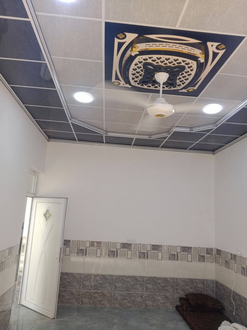 السلام عليكم من رخصة الادمن بيت للبيع حي الملايين قرب عمارة ابو فهد وفلل العناز مساحه 200 متر بلاضافه بي حديقه 130متر زراعي ملك صرف سند 25 غرفتين استقبال هول كراج البيت كامل بناء 2023() *********** بي واتساب
