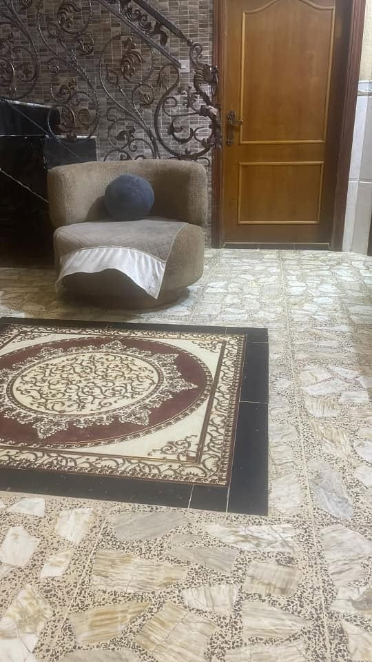 بيت درجه اولى بناء خريطه المانيه مرمر حر مطبخ سيراميك وابواب وجام من الدرجه الراقيه تواصل مع الدكتور ابو البيت منطقه كله بناء جديد قريب عشارع الشهداء ابو دشير اربع غرف تلث حمامات مناور تلاثه سطحين تجي واشوف جمال ونقاوه البيت بعينك ***********
