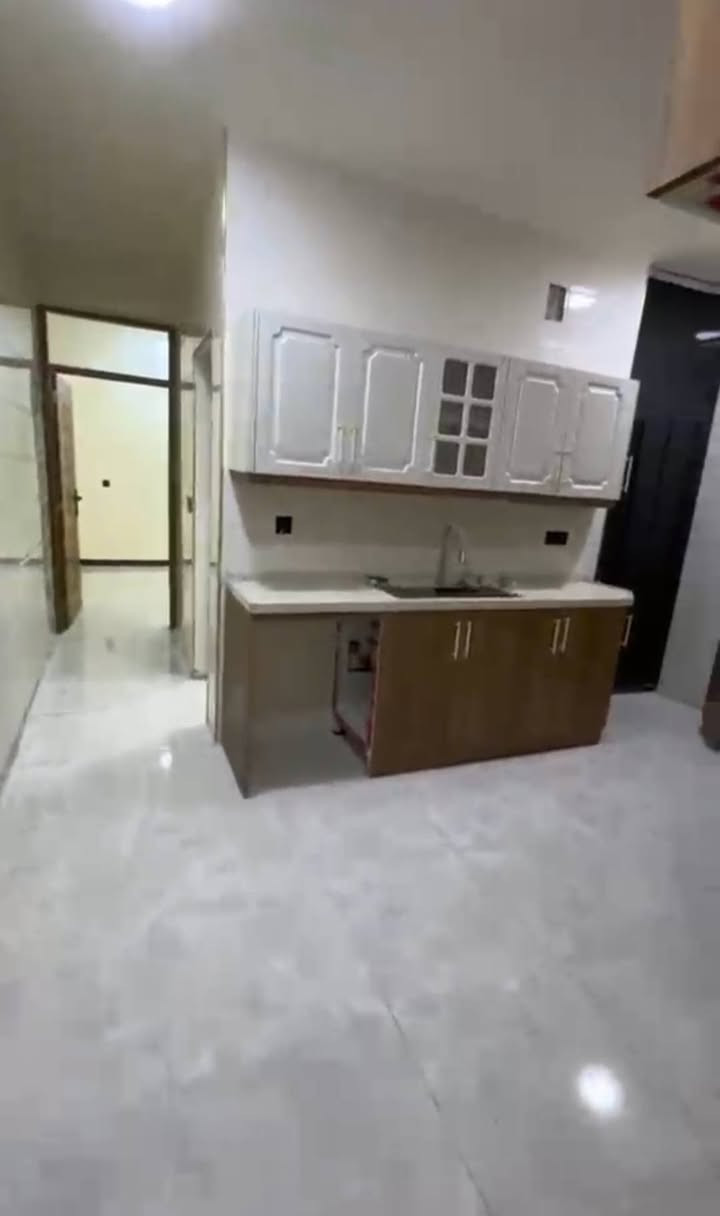 تابعني متخسر شي للبيع فقط بيت مساحه ١٠٠متر وجه ٥متر ونزال ٢٠ بناء جديد زيرو طابقين طابو صرف بسم واحد يتكون من مدخلين صاله ومطبخ وخدمات وغرفة نوم وترك وطابق ثاني ٣ غرف نوم وخدمات وبيتونه وسطح مكانه حلو ومميز حي مواصلات الأولى قرب روضة قطر الندى سعر ٢٧٠ بي مجال انشالله للاستفسار اتصل مكتب دارك للعقار واتساب *********** ***********
