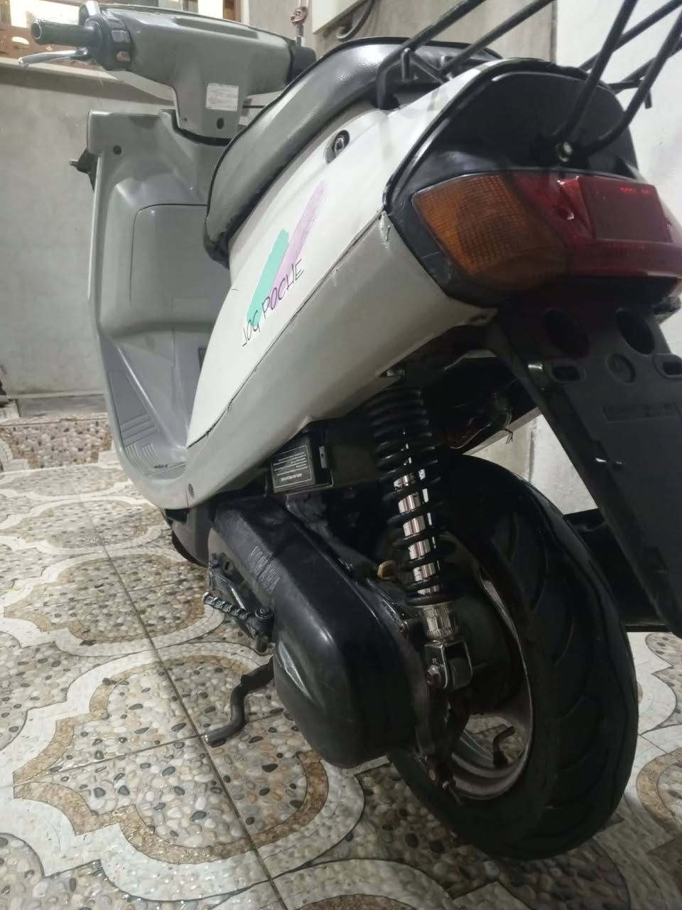 السلام عليكم، هذه الدراجة للبيع
النوع: ياماها (Yamaha))

المحرك: ما مفتوح وبدون أي مشاك

الكهربائيات: كلها شغالة ونظيفة

العدادات:شغال(عدادالسرع البنزين)

المكابح (البريك): يقف بمكانه، بدون أي عيب 

الفطر (الشرائح/الكفرات): ما مكسور 

وجاهز بلاديالإطارات (التواير): جديدة

السعر:تعال خاص

تعال خاص و بعدین نتفاهم
