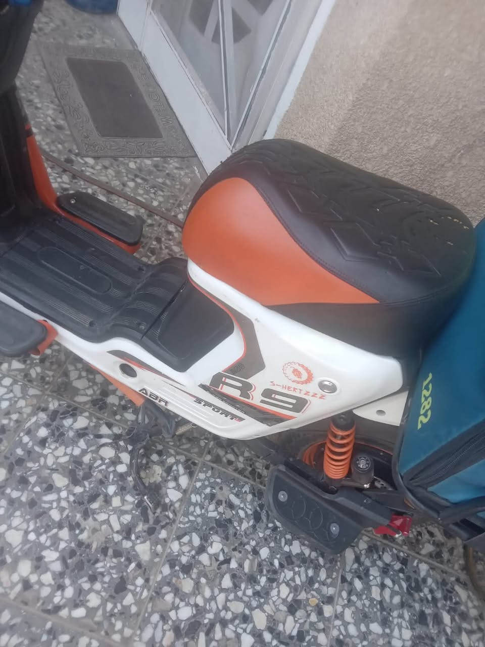 لسلام عليكم للبيع r9 مستعجل الدراجه 5 باتري سويجين2 بصمه 2 تشغيل عن بعد الدراجه كله جديده بيه بس الماشه مشكله باستيرن  مثبت سرعه نضام r رجوع  درع امامي العنوان بغداد حي الخضراء شارع البصره السعر 450 وبيه مجال ***********. واتساب
