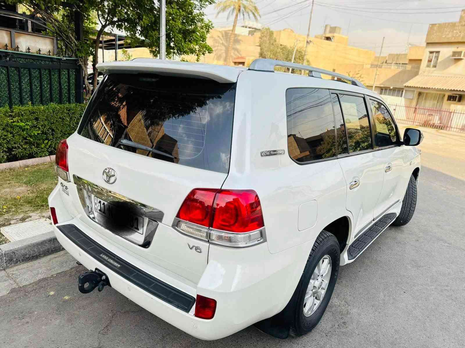 السلام عليكم للبيع لاندكروز 2011 ستيني
رقم بغداد  بسمي هزه وفحص
خليجي ستيني  بيهة بنيد وجاملغ مبدل بلادي وباب صبغ الباقي كفاله عامه

معروضه 244وبيها مجال 

رقم الهاتف ***********

مواصفات فول 1/1 ستيني 
فتحه سقف 
شاشه جبيره + كاربلي 
كشنات جلد + كهرباء 
حساسات أمامي خلفي 
طفايه حريق بريم 
لايت زنون اصلي 
بلوجكتر زنون 
تخم تاير 
فور ويل 4+4 
مري شفط 
رادارات جوانب امامي 
تحكمات ستيرن 
اشاير مري 
تشغيل عن بعد 
7 راكب 
3 قطع تبريد 
داخلي عسلي مميز

سياره كلش جديده ومصروف عليها هواي 
صدر امامي خلفي تخم تاير لايتات كلها زنون منضومه تبريد ادامه كامله المكينه

نص مكتوب في الصور:
- ***********
- ***********
- ***********
- ***********
- ***********
- ***********
- 7708899642
- ***********
- ***********