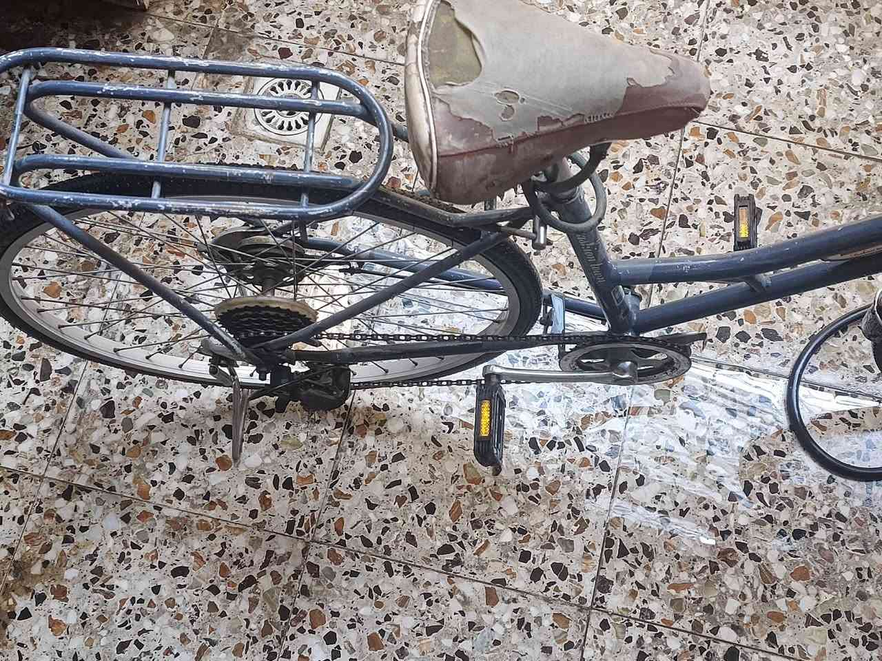 بايسكل ياباني أصلي (بالة وارد اليابان) نوع سياحي/بناتي مريح حجم 26
🚲 بايسكل ياباني أصلي (بالة) 100% 🇯🇵 

لكل اللي يدورون المتانة والنوعية القديمة، بايسكل بناتي/سياحي ياباني أصلي وارد اليابان، مو من هذا التجاري المتوفر بالسوق. 

المواصفات والميزات:
✅ هيكل ياباني أصلي مختوم بختم السلامة والجودة الياباني (BAA) مع الرقم التسلسلي.
✅ صبغ وهيكل متين جداً يتحمل ومريح جداً بالركبة والتنقل.
✅ مزود بسستم قير (تروس سرعات خلفية) لتخفيف الجهد بالصعدات.
✅ جاملغ أمامي وحمالة غراض خلفية أصلية بلاد. 

ملاحظة للأمانة (النواقص):
البايسكل يحتاج شغلات بسيطة ويرجع بلاد (تاير وجوب خلفي، واير بريك، وجاملغ خلفي) وسعره راعيه بيه ومناسب جداً للي يريد يصلحه ويستخدم قطعة تعيش وياه عمر. 

السعر: [55]
للتواصل والاستفسار: [***********]
