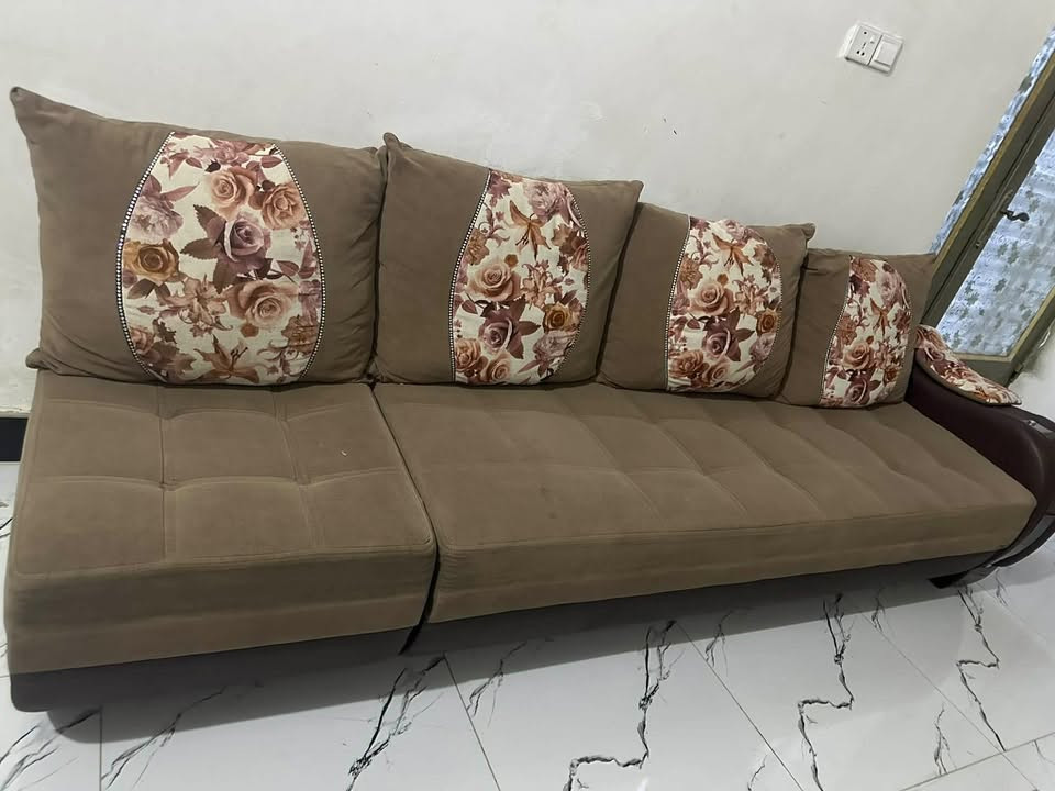 للبيع ديوان ١٠ مقاعد حطاطه نضيف كلش 
وميز طعام  زجاج سلايت ***********
