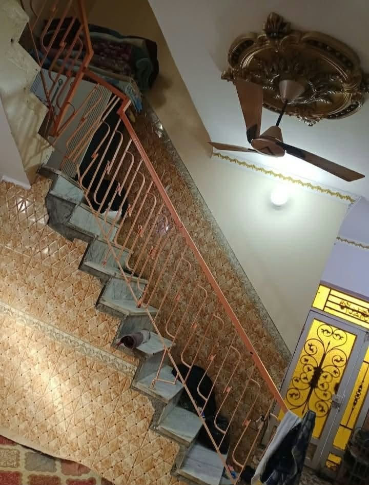 بيت طابو المساحة 140متر  ركن طابقين بصوب بني ركاب حي المنتظر قرب مدرسة الحشد مقابل مجمع بركات المهدي المنتظر 
الطابق الأول غرفة وصالة ومطبخ وديوانية والبناء طابوگ والسگف كونكريت ماعدا السياج والصحيات بلوك
الطابق الثاني ٣غرف والبناء ثرمستون والسگف كونكريت ملبوخ فقط

السعر الكلي 130مليون 
مطلوب اسكان 11مليون

نص مكتوب في الصور:
- ٠٦:٤٨ ٢٠٢٦/٠٥/٠٣
- ٠٦:٣٩ ٢٠٢٦/٠٥/٠٣