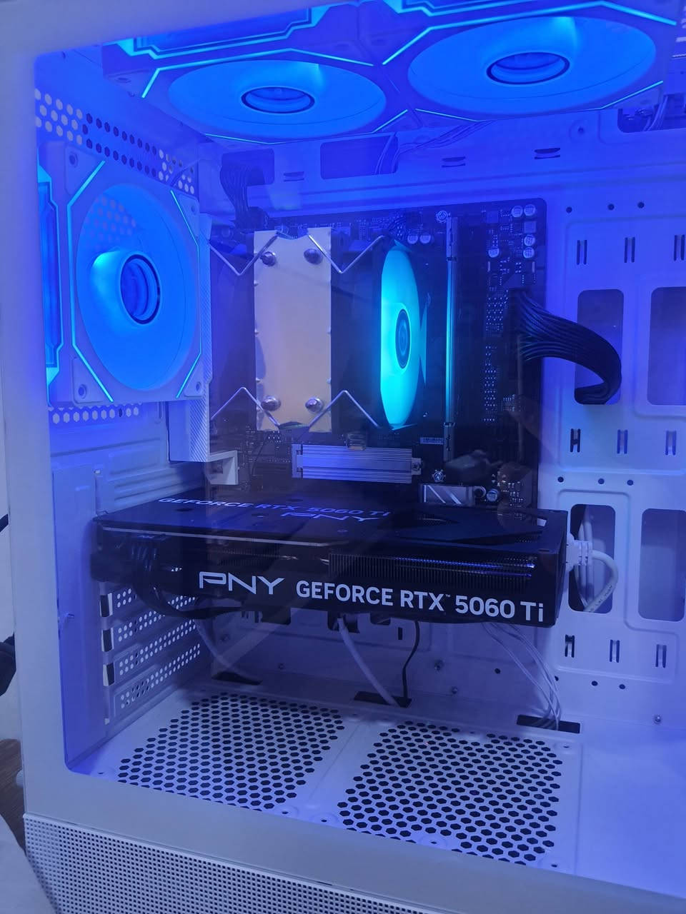 السلام عليكم  Pc للبيع
المعالج AMD Ryzen 5 7500F
كرت الشاشة RTX 5060Ti 8G
المذربورد B650 Gaming WiFi DDR5
الرام 16G DDR5 6800MHz
الهاد M.2 512 G Gen4
البور سبلاي 750 Bronze 80 +
السعر 1300 قفل لا تدخل تعامل 
مكاني بغداد ماعندي توصيل 
واتساب ***********
