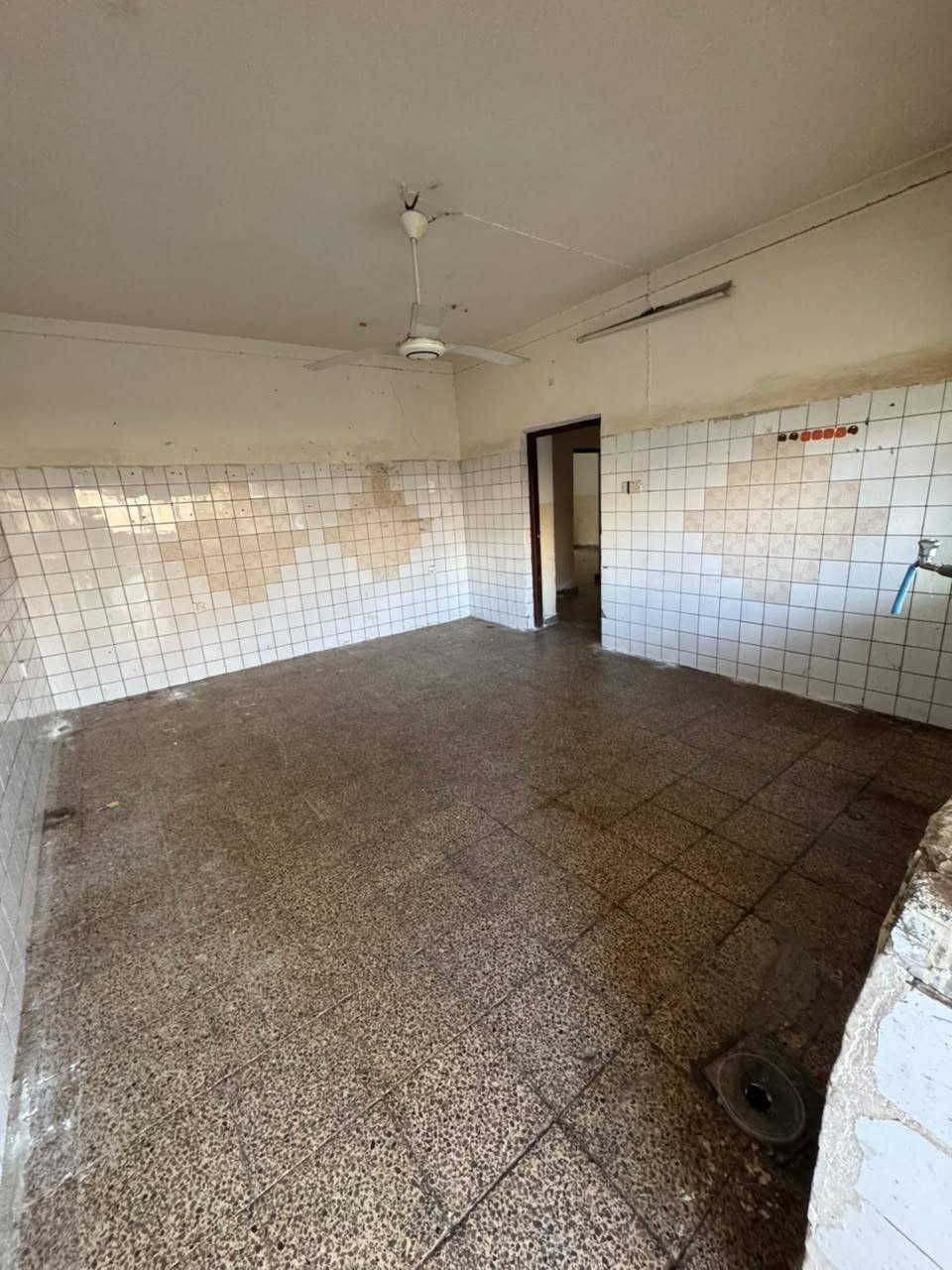 بيت للايجار مساحته 300م طابق ارضي
عنوانه حي الواسطي قرب على حسينه جعفر الصادق قرب مجمع المدارس 
مكون من 3 غرف نوم وهول واستقبال ومطبخ وصحيات وكراج 
للاستفسار ***********
