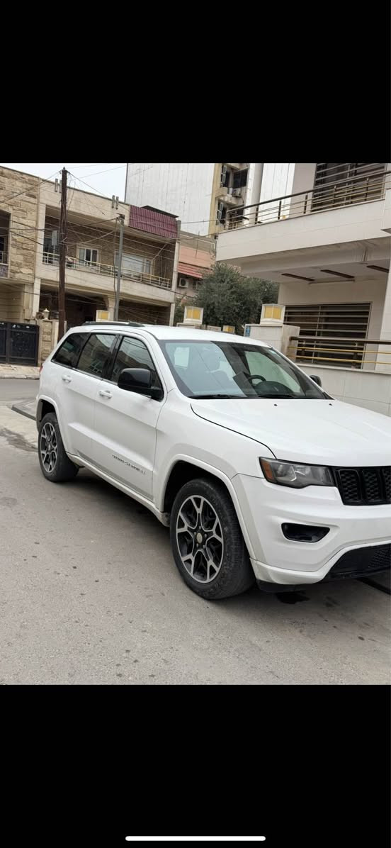 Jeep grand cherokee 2015 
٣ پارچەو نیوی بۆیاخە 
گێر و مەکینەی بە شەرت برغی لێ  بانەدرایە 
هەزە و سەنەوی نوێیە 
نرخی ١٥٨ و معامەلەیەکی کەم 
١١١ هەزار مایل رۆیشتووە 
شوێن هەولێر 

***********

جیپ گرقند شیرۆکی ٢٠١٥ 
بیها ٣ قطع و نص 
كير والمحرك بشرط و ما مفتوح 
الهزة والسنوية جديدة 
السعر ١٥٨ و بيها مجال حك الجية 
ماشیە ١١١ الف مایل 
العنوان اربيل أربيل, العراق
