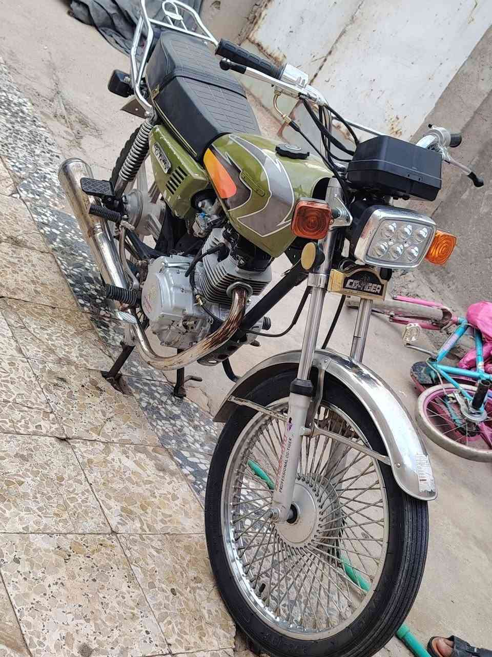 سلام عليكم دراجه اربع كير موديل 23 اوراق سكنر دراجه كامله ماعايزه شي مكفوله محرك جديد دراجه جديده برغي ماعايزه 👉 السعر 600 وبيها مجال وهاذه رقم صاحب الدراجه ***********👉 العنوان النجف الجرويه
