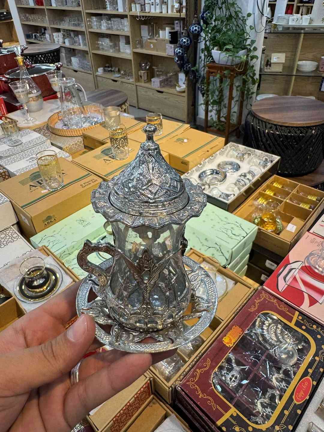 مجموعه كبيره ومنوعه من سيت استكان 
سيت استكان 
سيت فنجان 
سيت كلاصات 
العنوان / حله _شارع 40 جهة باب الحسين - مدخل -بستان الحلو

تتوفر خدمه توصيل الى كافه انحاء العراق 🚚
‏‎للحجز والاستفسار يرجى مراسلتنا على الصفحه⁩⁩⁩

نص مكتوب في الصور:
- 36.000
- 468.000
- 32.000