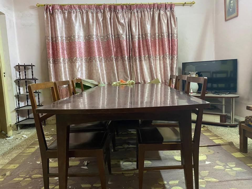 ميز صاج + ٦ كراسي للبيع مكان بغداد السعر ٢٠٠ 
***********
