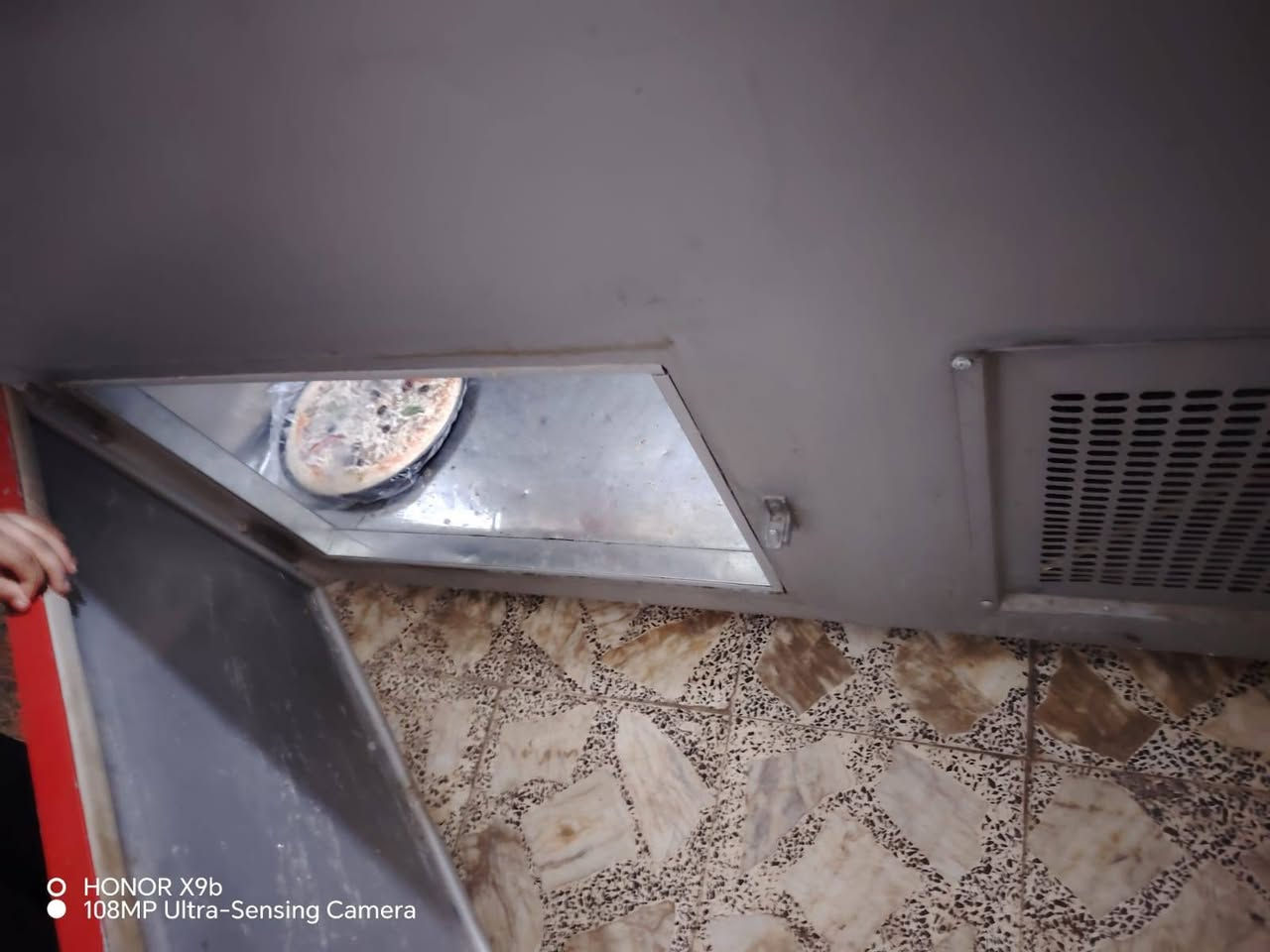 براد عرض مقبلات حجم كبير 1.5×90 نظيف وشغال.  البيع مستعجل  الموقع الديوانيه العسكوري مقابل الملعب السعر 700  وبي مجال قليل  للشراي  *********** علما ان التصوير. بالمباشر. بالواقع احله بهواي

نص مكتوب في الصور:
- O HONOR X9b 108MP Ultra-Sensing Camera
- O HONOR X9b
- 108MP Ultra-Sensing Camera
- HONOR X9b