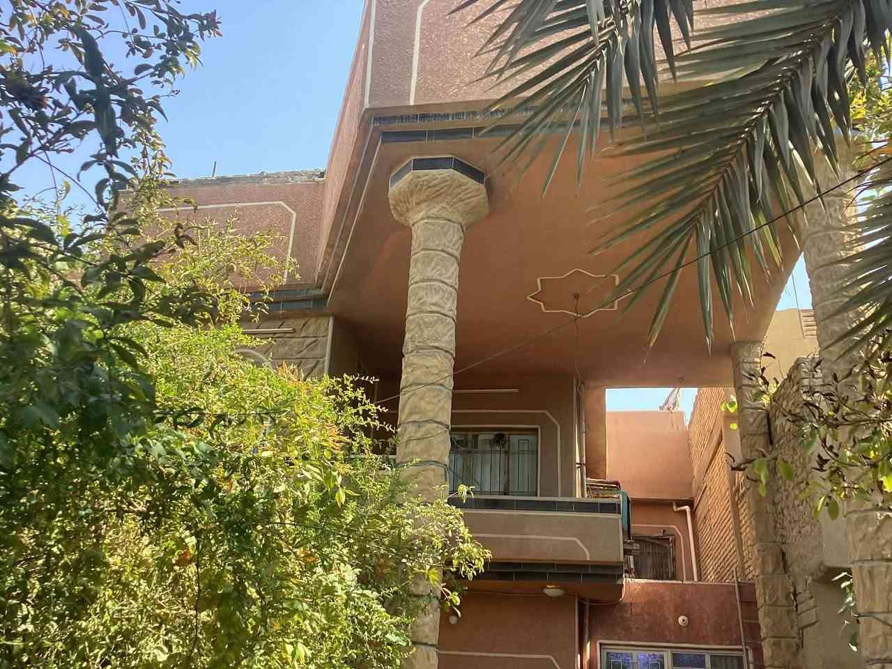 السلام عليكم بيت مساحه 400متر الواجهه 12والنزال32ونص طابو صرف العنوان الشعب شارع الصحة خلف شركه البيبسي التواصل واتساب ***********
