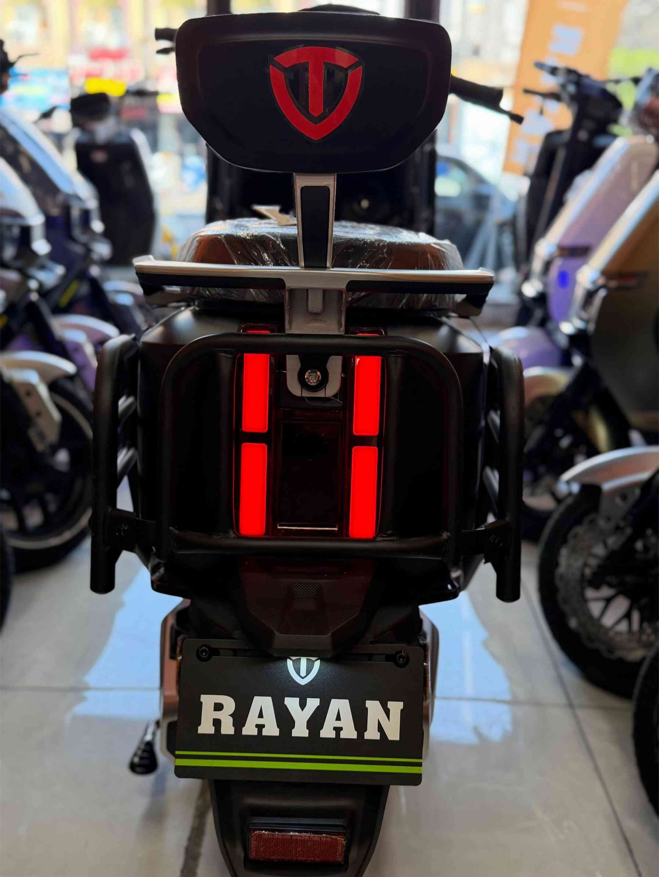 ⚡ المحرك: 2000 واط * 🔋 البطاريات: 6 بطاريات حجم كبير «مسطرة» * 🏎️ السرعة: تصل إلى 80 كم/س * 📍 المسافة: تصل إلى 80 كم * ↩️ رجوع للخلف: نعم * 🔒 مثبت سرعة: نعم * 🛑 البريكات: هيدروليك أمامي وخلفي * 🛡️ التصميم: مدرّع وقوي الكاظميه - شارع النواب ***********
