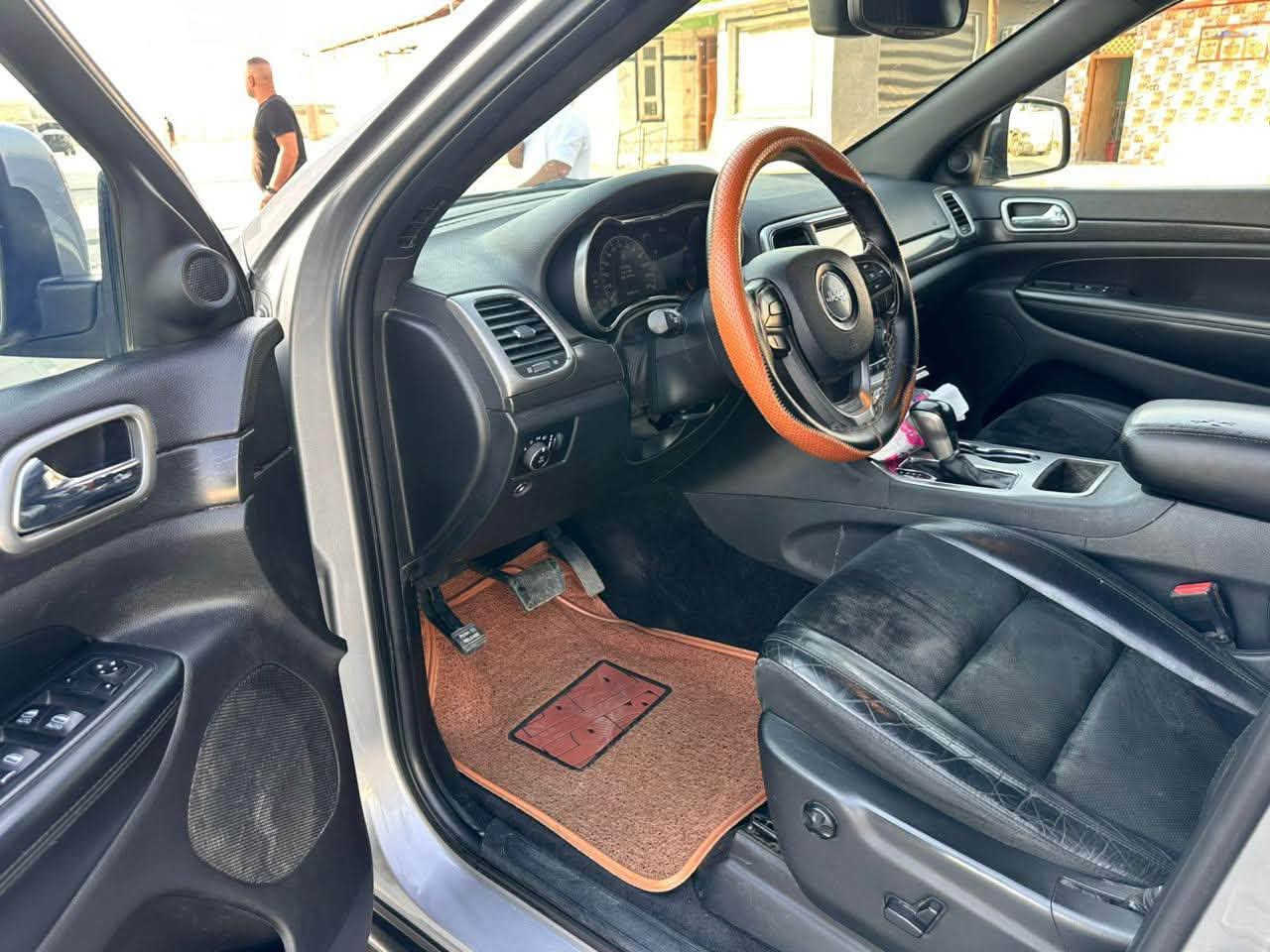 السلام عليكم
للبيع او مراوس 
Jeep Grand Cherokee Limited 2018
جيب جراند شيروكي ليميتد 2018
ماشيه 133 
سياره كفاله كير ومكينه حداديه وتخم تاير وتبريد كله 
جاهز  يعني بدون اي نقص 
رقم بغداد بسمي 
✅ المواصفات :
🎨 اللون: سلفر
🌍 وارد أمريكي
⚙️ محرك 3.6 لتر
🔩 6 سلندر
🛞 دفع AWD
💎 المواصفات:
رادار
توقف ذاتي عند التحذير
• شاشة لمس
• بلوتوث
• Android Auto
• كاميرا خلفيه 
• حساسات أمامية
• حساسات خلفية
• مقاعد جلد
• تحكم كهربائي بالمقاعد
• مثبت سرعة
• بصمة وتشغيل ذكي
• مكيف أوتوماتيك
• نظام تحكم بالمقود
✅ فئة ليمتد
✅ ما عدا الفتحة
صور حادث بالمنشور 
✅ جاملغ امامي وخلفي 
ولباب يمه صبغ يعني سياره 4 قطع بيها شرط بدون دواخل بدون ارباك 
 بدون دواخل 
مكاني بغداد بسمايه 
سعر 173 ورقه 
***********
