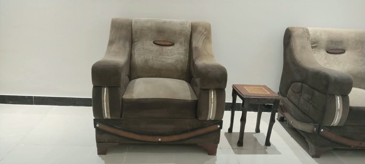 تخم للبيع  خمس قطع  نظيف جدا كما موضح في الصوره  بالاضافه إلى ذلك هديه  ٦ قطع طبلات خشب مع تخم  
التواصل ***********
