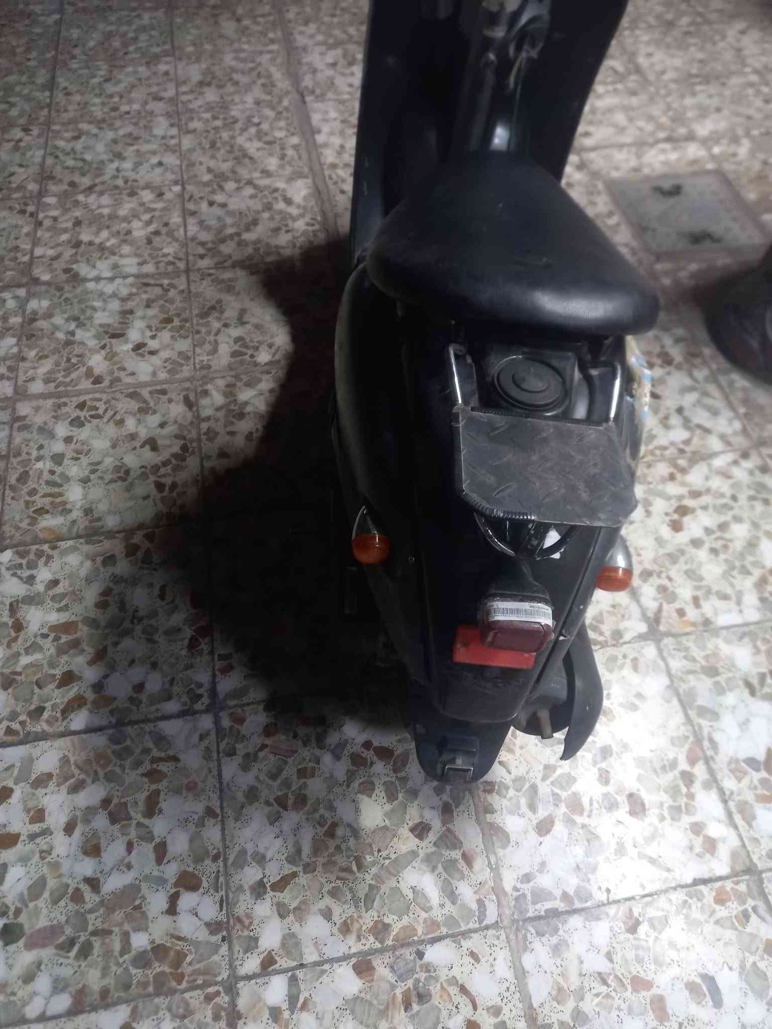 سلام عليكم دراجه كلاسك فحل نكره هندر محرك ناعم تخبل شلعه ومعدل كلش حلوة نقصه فقط باتري أوراقه كامله كهربائيات شغاله لايت هورن اشاير كله شغال سعرهة ١٧٥ وبيه مجال بسيط للشراي مكاني بغداد العبيدي رقمي *********** تفيدك للشغل للدوام للبيت دراجه كلش حلوة تدعيلي عليهة
