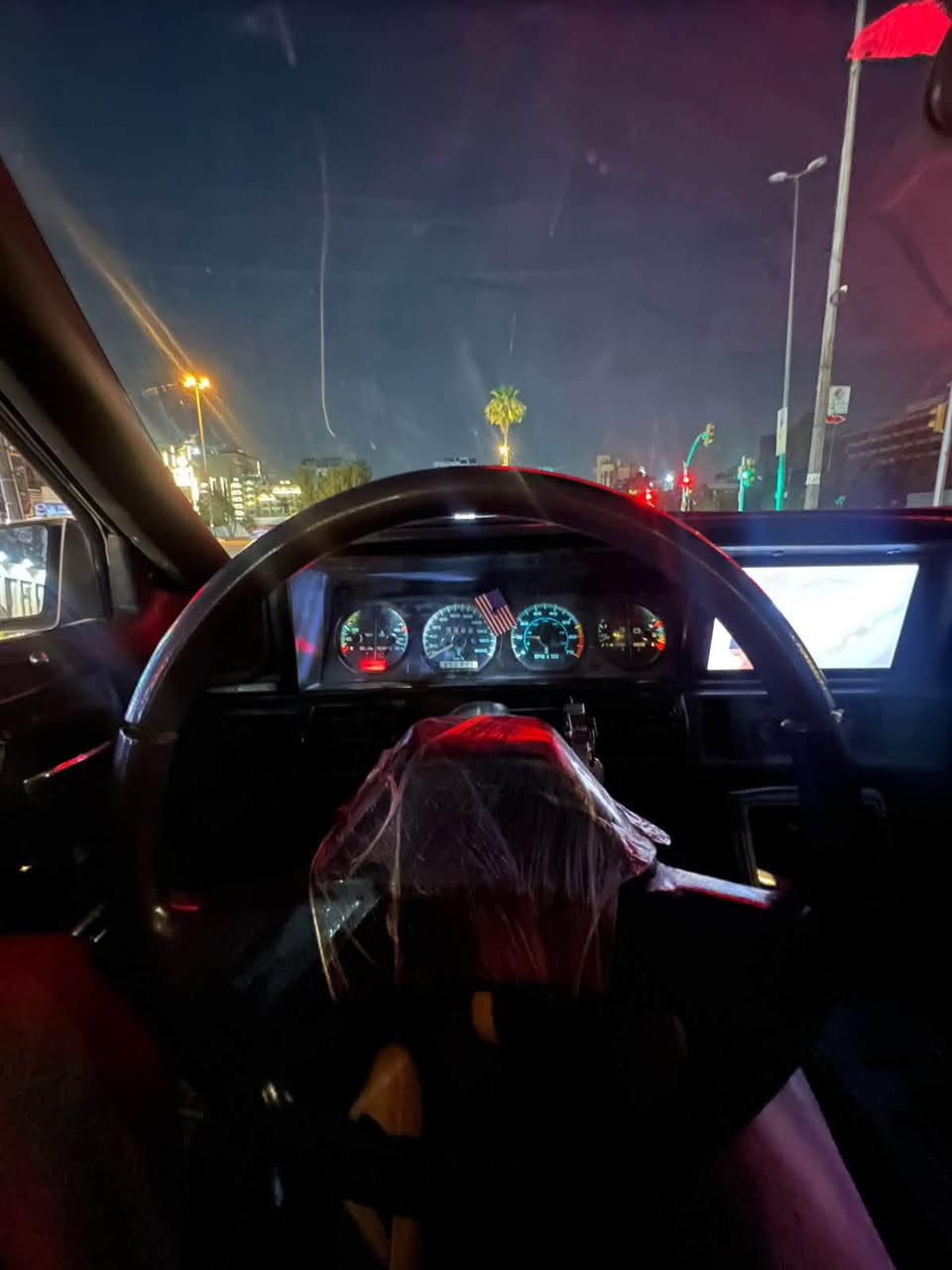 السلام عليكم اولدز موبيل موديل1990 السياره حلوه ونظيفه مكينه 3100 بلادي كير بلادي على وضعها تخبل السياره وبلحقيقه احلى من الصور بهواي رقمها بغداد انكليزي جديد ب اسمي تحويل ثاني يوم + بيها شاشه ومضخم صوت عالي جدا وياها جك وسبير وتخم جديد عارضها ب50وبيها مجال للطيبين مكانها بغداد استفسار ***********
