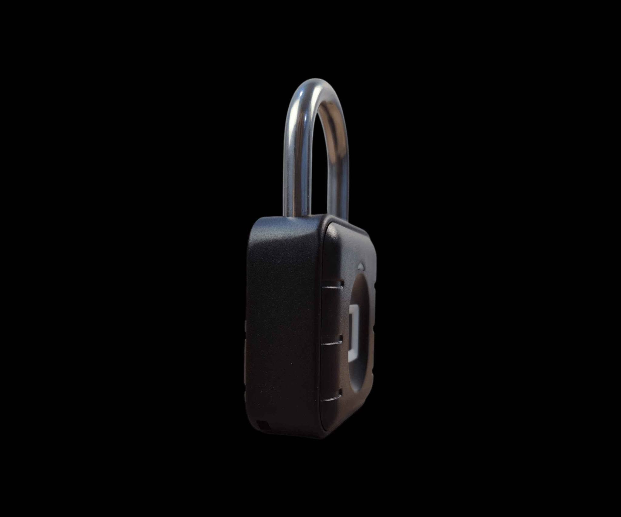 قفل بصمة 
ماركه Fingerprint padlock
يوجد توصيل جميع محافظات العراق
*********** 

الاستخدامات 

حماية الخزانات، الأدراج، والشنط.

مناسب للأبواب الصغيرة، خزائن المكاتب، وصناديق التخزين.

مثالي للسفر والاستخدام اليومي.

المميزات

يعمل ببصمة الإصبع فقط (بدون مفتاح).

إمكانية تسجيل حتى 20 بصمة مختلفة.

مقاوم للماء والغبار بمعيار IP67.

بطارية قابلة للاستبدال (CR2032) مع مدة عمل تصل إلى 12 شهرًا.

حجم مدمج وأنيق، سهل الحمل والاستخدام.

محتويات الصندوق

قفل البصمة.

بطارية داخلية مثبتة.

دليل الاستخدام.

*طريقة حفظ البصمة

1. اضغط باستمرار حوالي 5 ثوانٍ على المستشعر حتى يضيء باللون الأزرق.
2. ضع الإصبع المراد تسجيله عدة مرات على المستشعر حتى ينطفئ الضوء.
3. تم حفظ البصمة بنجاح.

طريقة مسح جميع البصمات

1. ضع إصبعًا مسجلًا على المستشعر واستمر بالضغط.
2. سيتغير لون الإضاءة من أزرق → أبيض → أحمر.
3. ارفع الإصبع عند ظهور اللون الأحمر.
4. تم مسح جميع البصمات وإعادة القفل للوضع الافتراضي.

الأبعاد

أبعاد الغلاف: 13 × 9 × 3 سم كركوك, العراق
